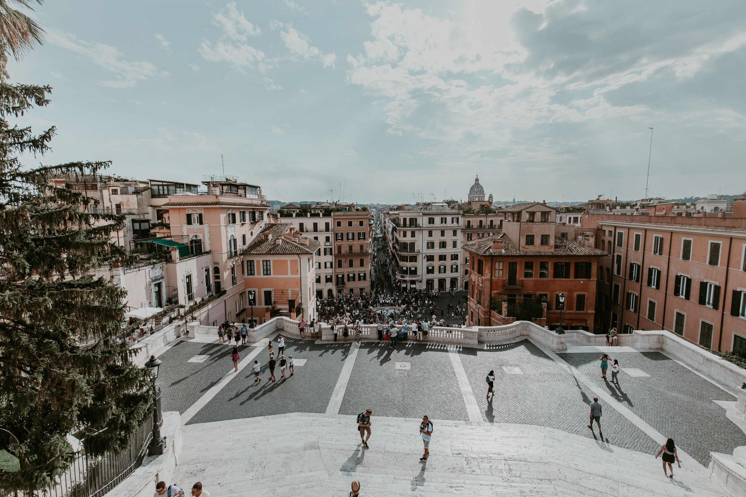 Spanische Treppe in Rom mit Blick auf Fontana di Trevi