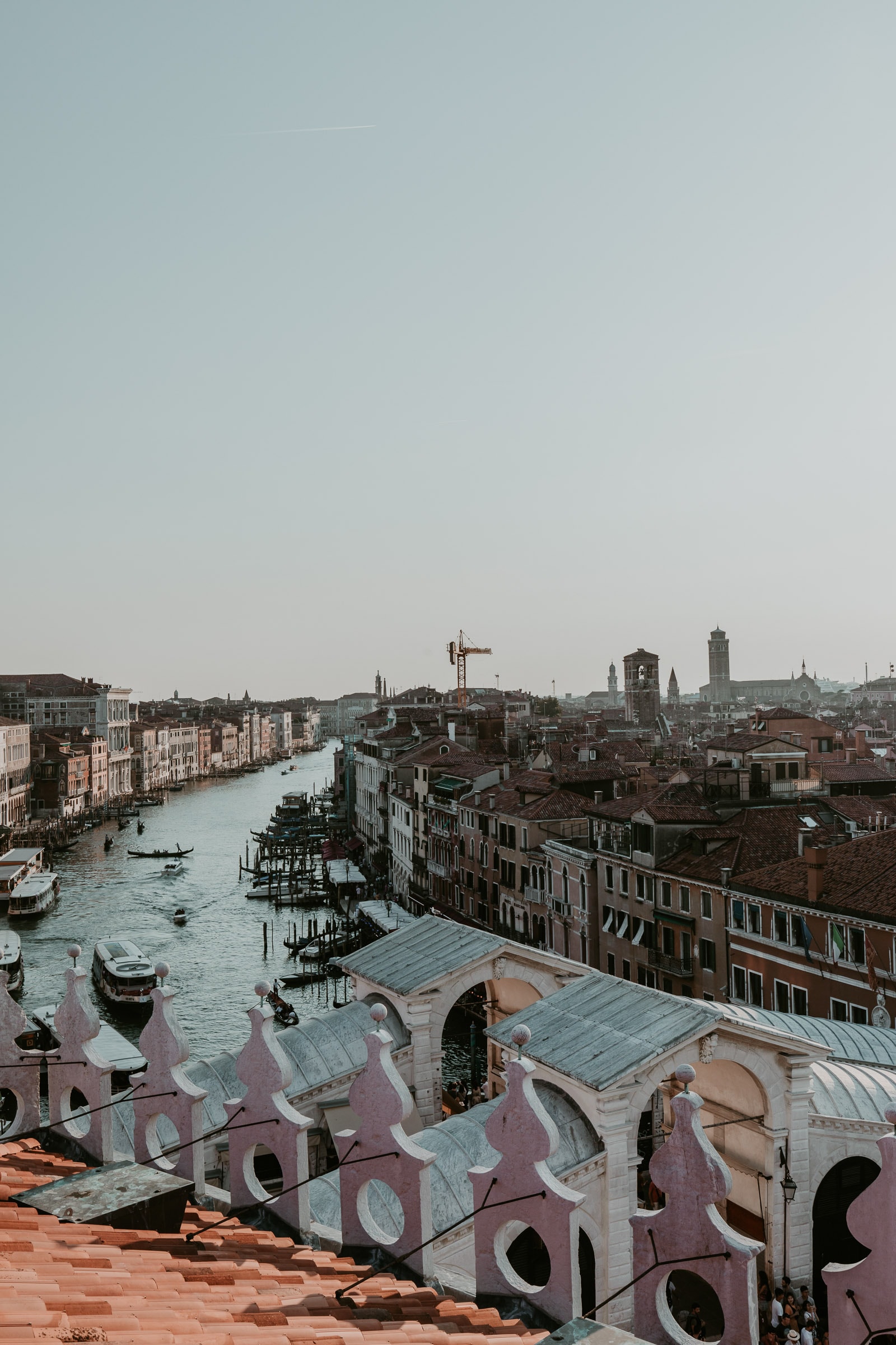 Aussicht über den Canal Grande von der Dachterrasse des Fondaco dei Tedeschi in Venedig bei Sonnenuntergang