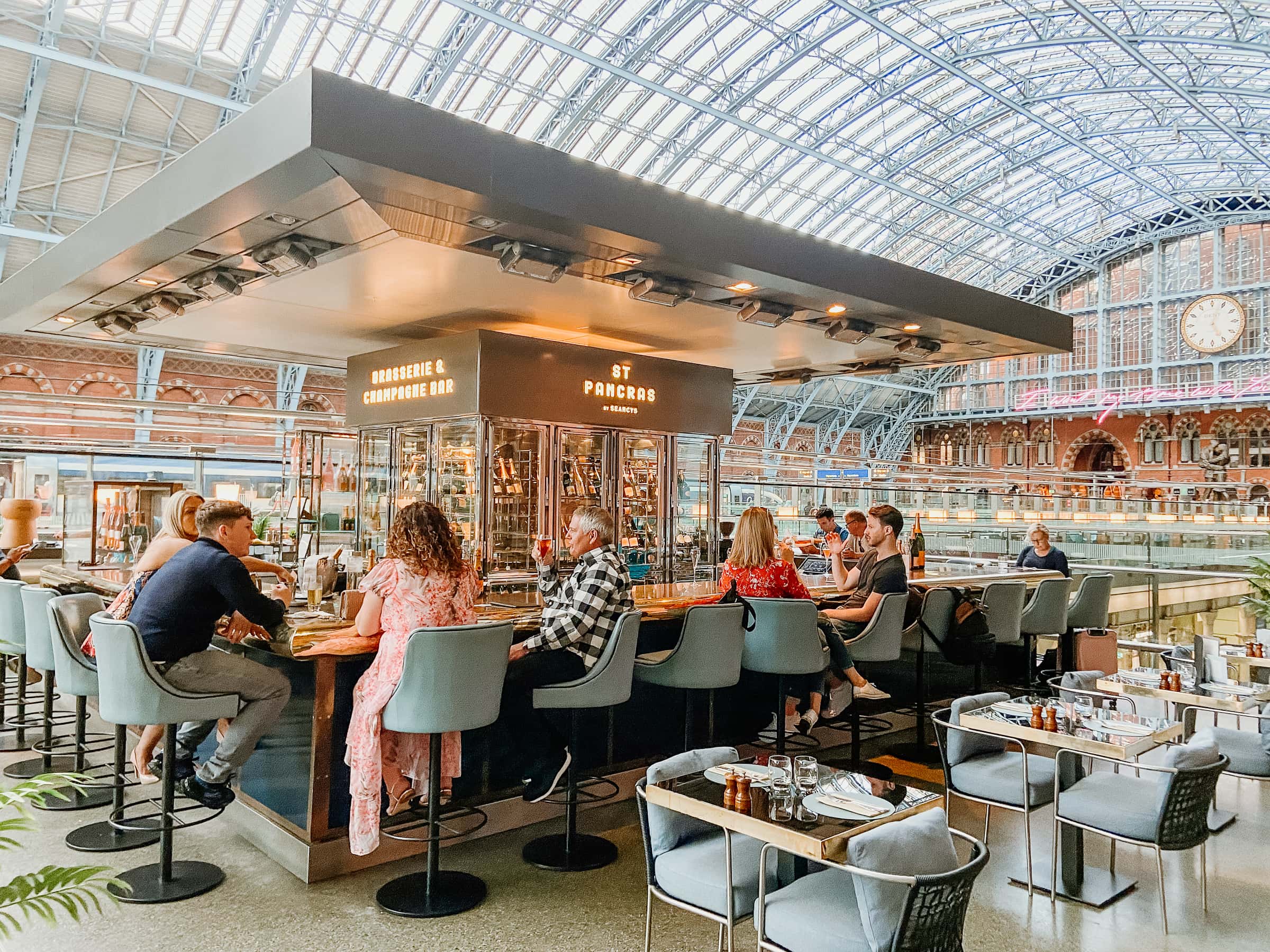 Champagner Bar im Bahnhof St. Pancras in London