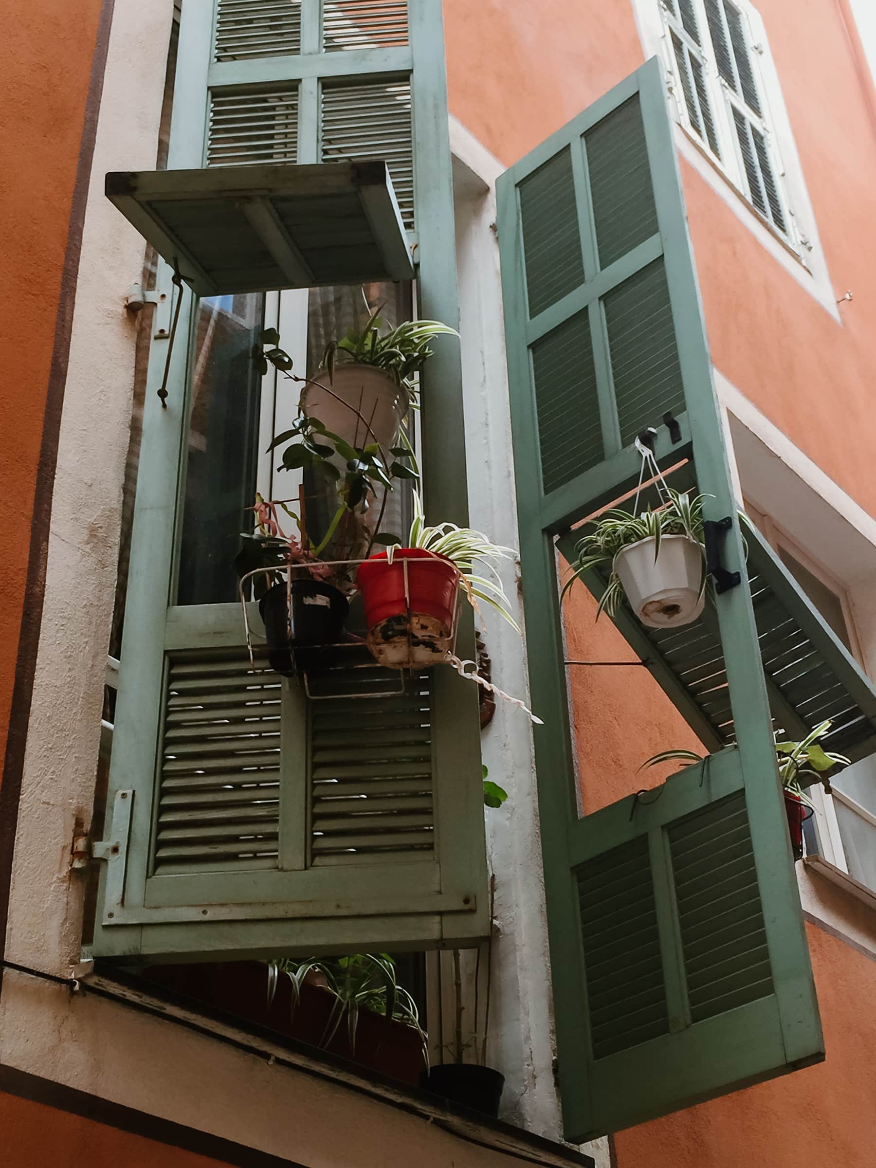Villefranche Sur mer Fensterläden in Südfrankreich mit Blumentöpfen
