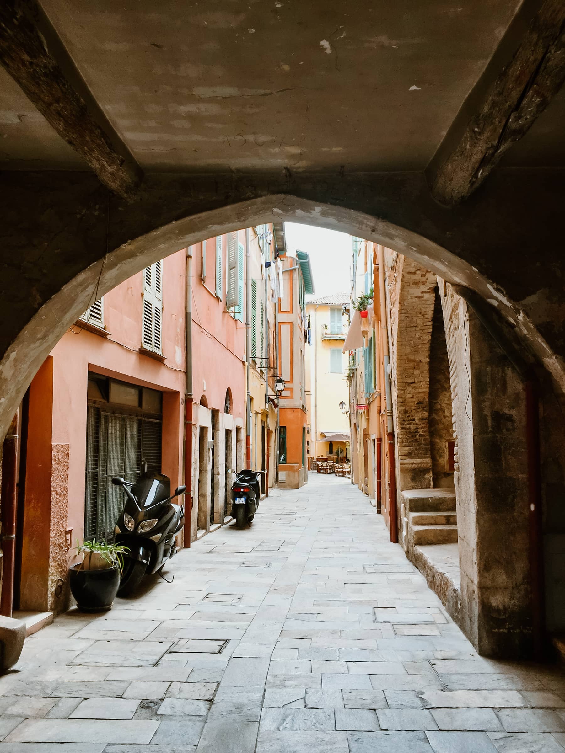 Villefranche Sur mer Sehenswürdigkeitenorbogen und enge Gasse in Villefranche sur mer