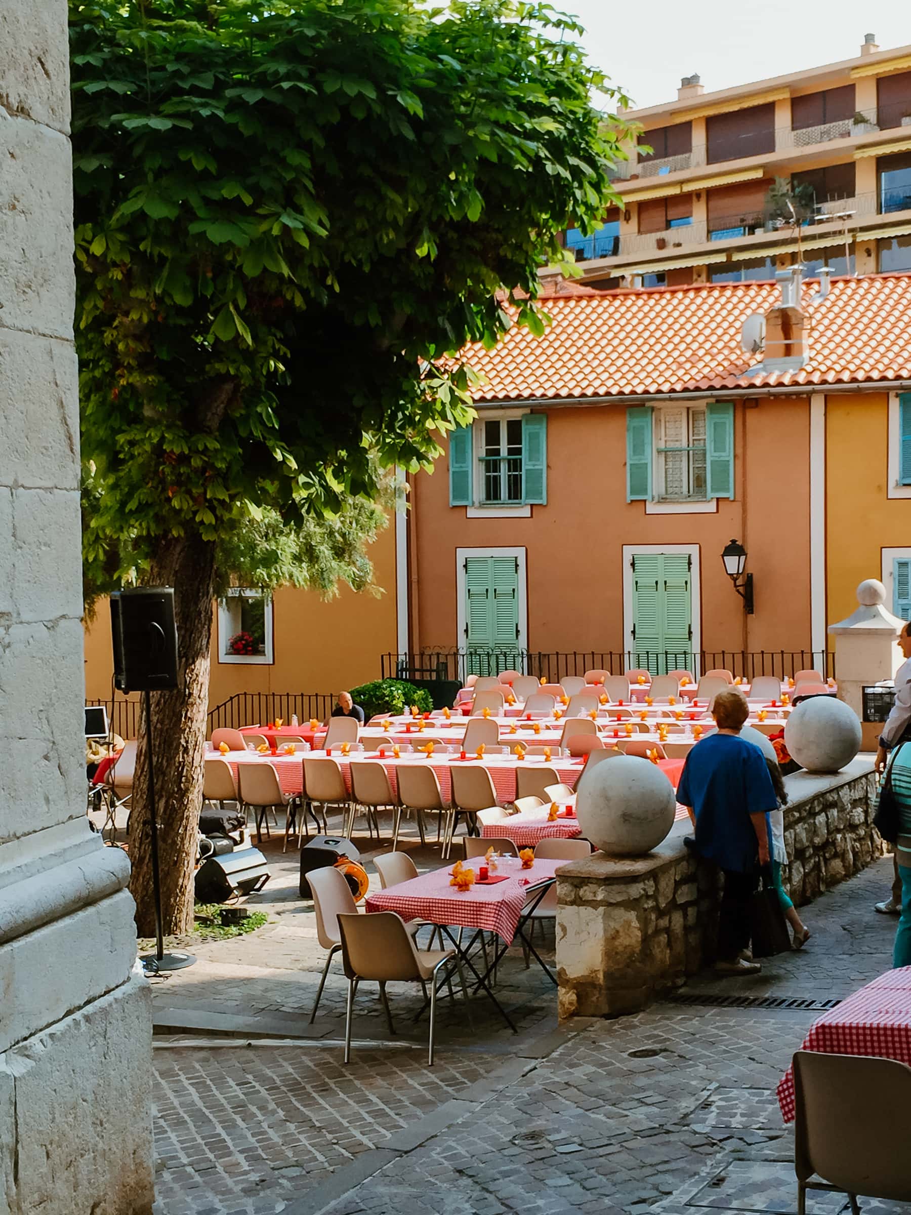 Villefranche Sur mer Sehenswürdigkeiten Tafeln auf Dorfplatz Dorffest in Villefranche sur mer Frankreich Cote d'Azur