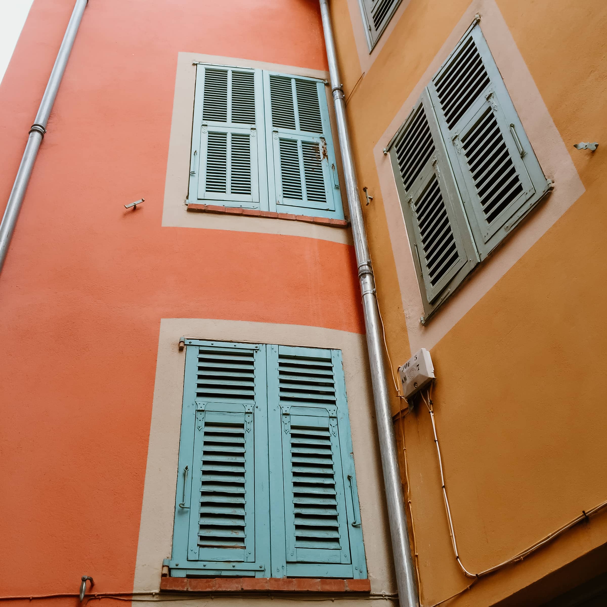Villefranche Sur mer Sehenswürdigkeiten Fensterläden an bunten Häusern an der Cote d'Azur Frankreich