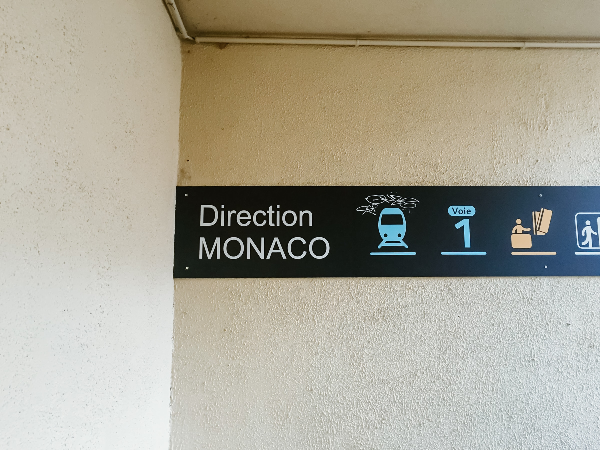 Villefranche Sur mer Sehenswürdigkeiten Zug Tafel Richtung Monaco