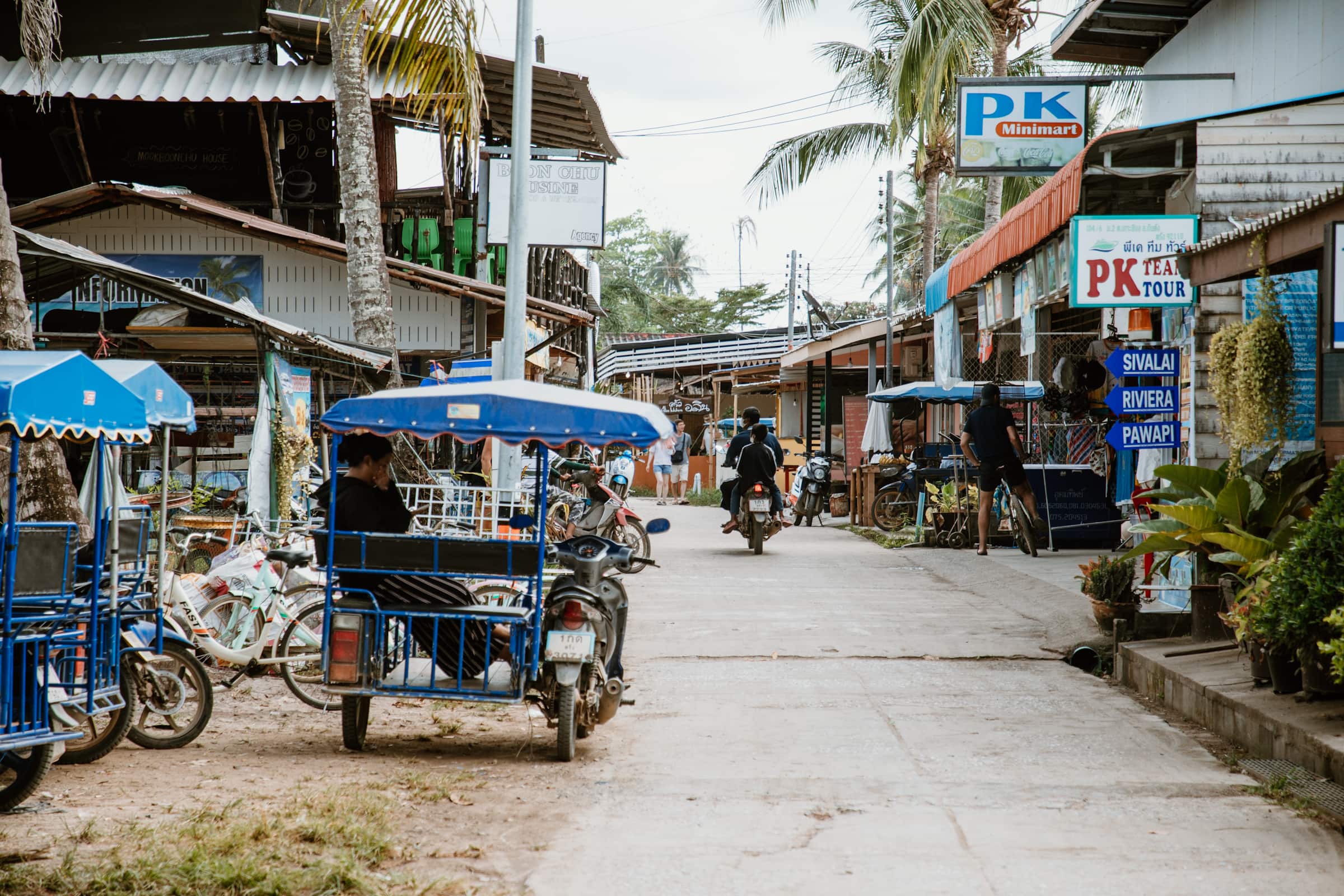 Hauptstraße mit Minimarkt auf Koh Mook in Thailand