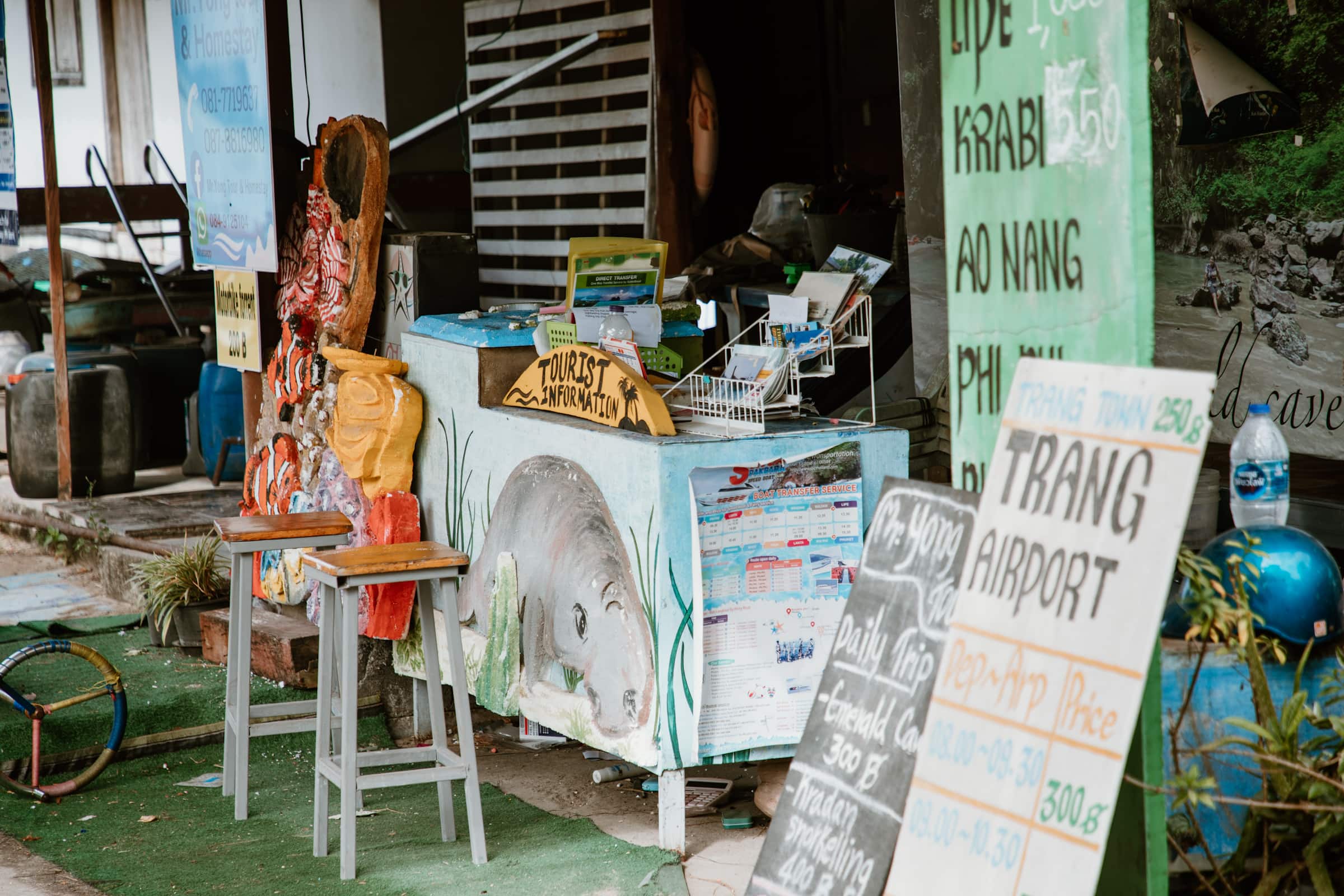 Einfaches Reisebüro am Pier von Koh Mook in Thailand