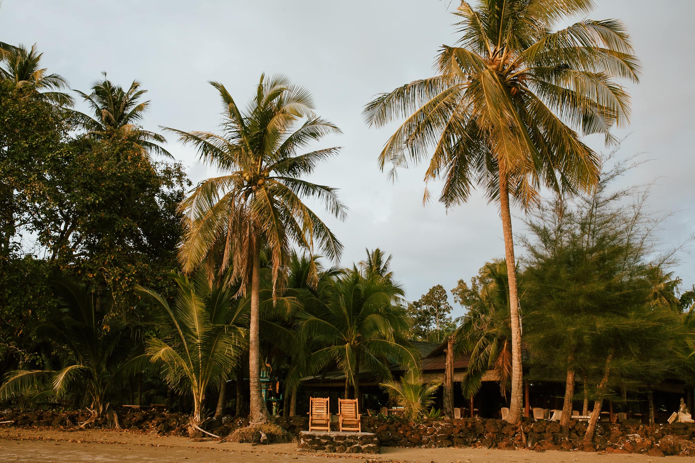 Resort am Strand auf Ko Siboya in Thailand