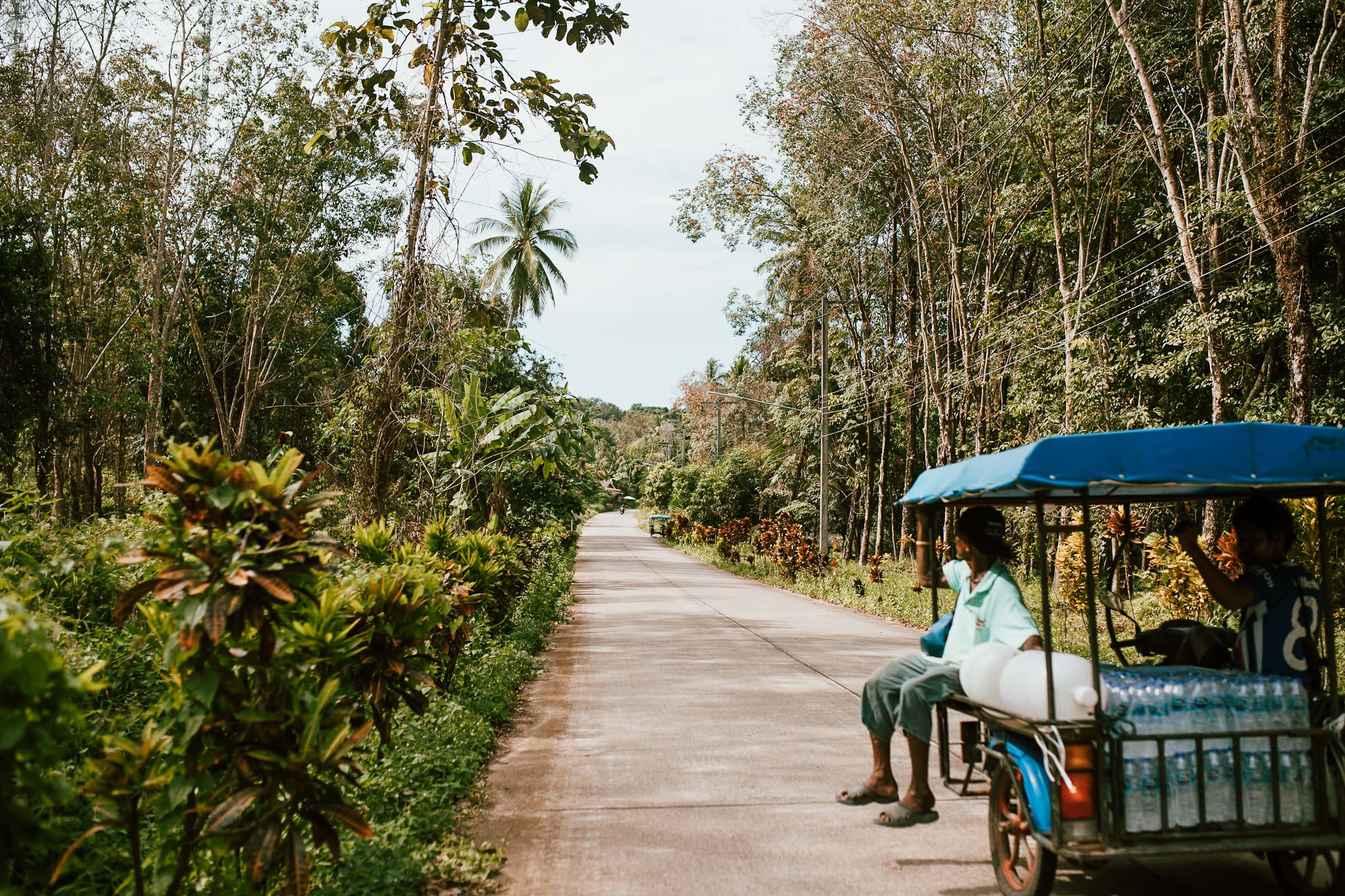 Hauptstraße auf Koh Jum in Thailand mit Rollertaxi