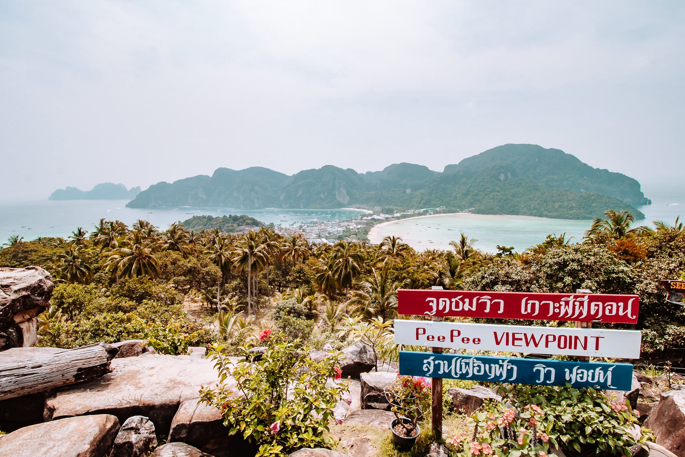 Koh Phi Phi Viewpoint Blick auf die Insel und den Strand