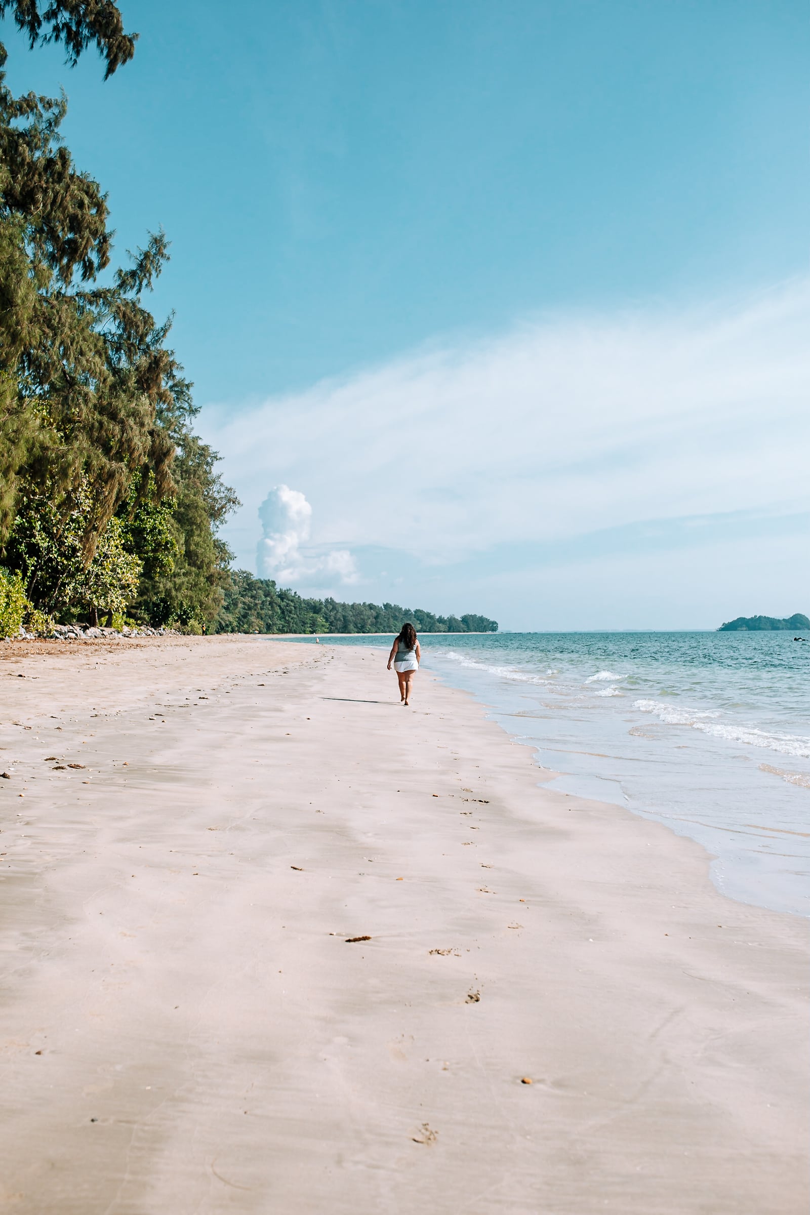 Frau am Strand Golden Pearl Beach auf Koh Jum in Thailand
