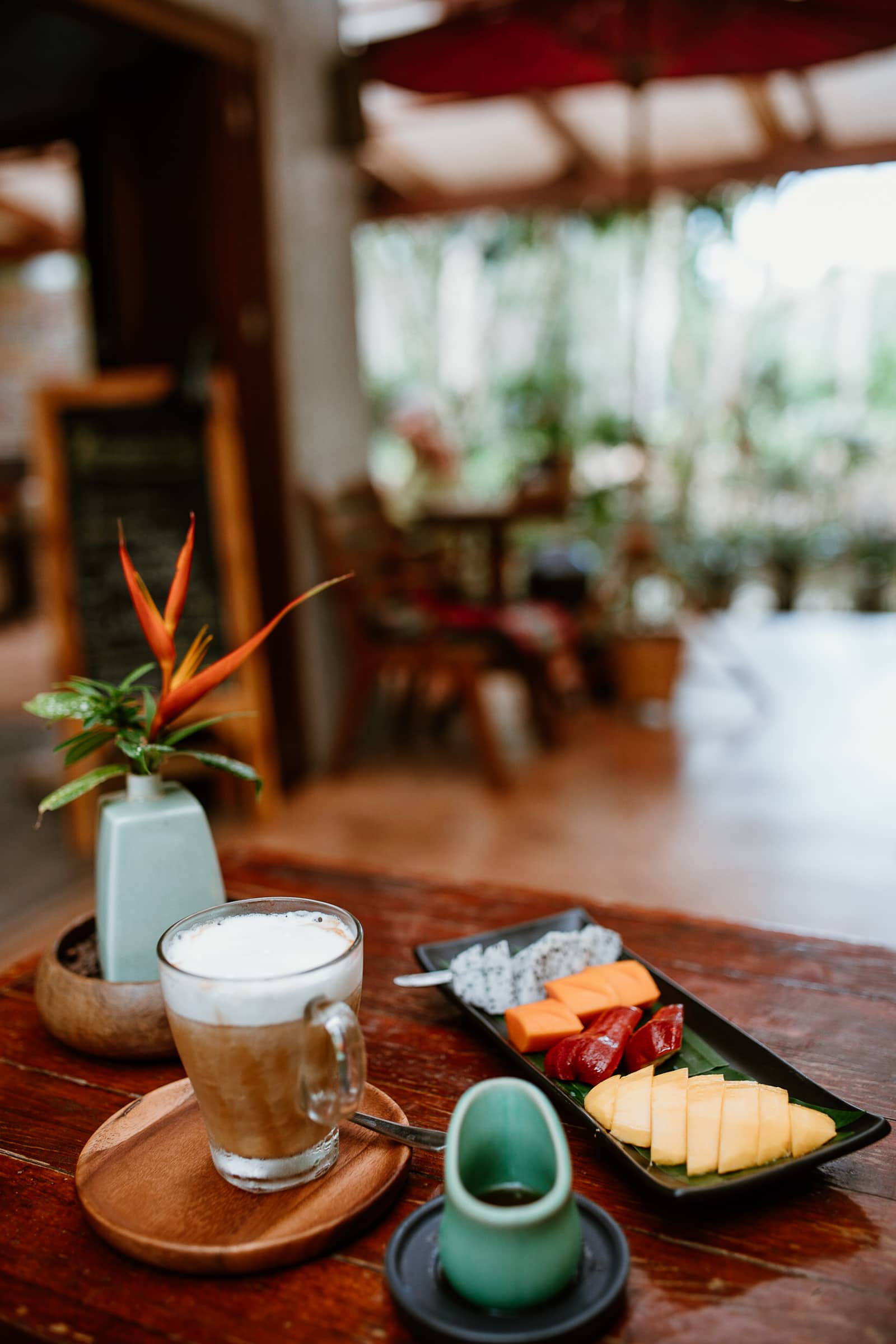 Tropische Früchte mit Cappuccino im Luboa Café in Koh Jum
