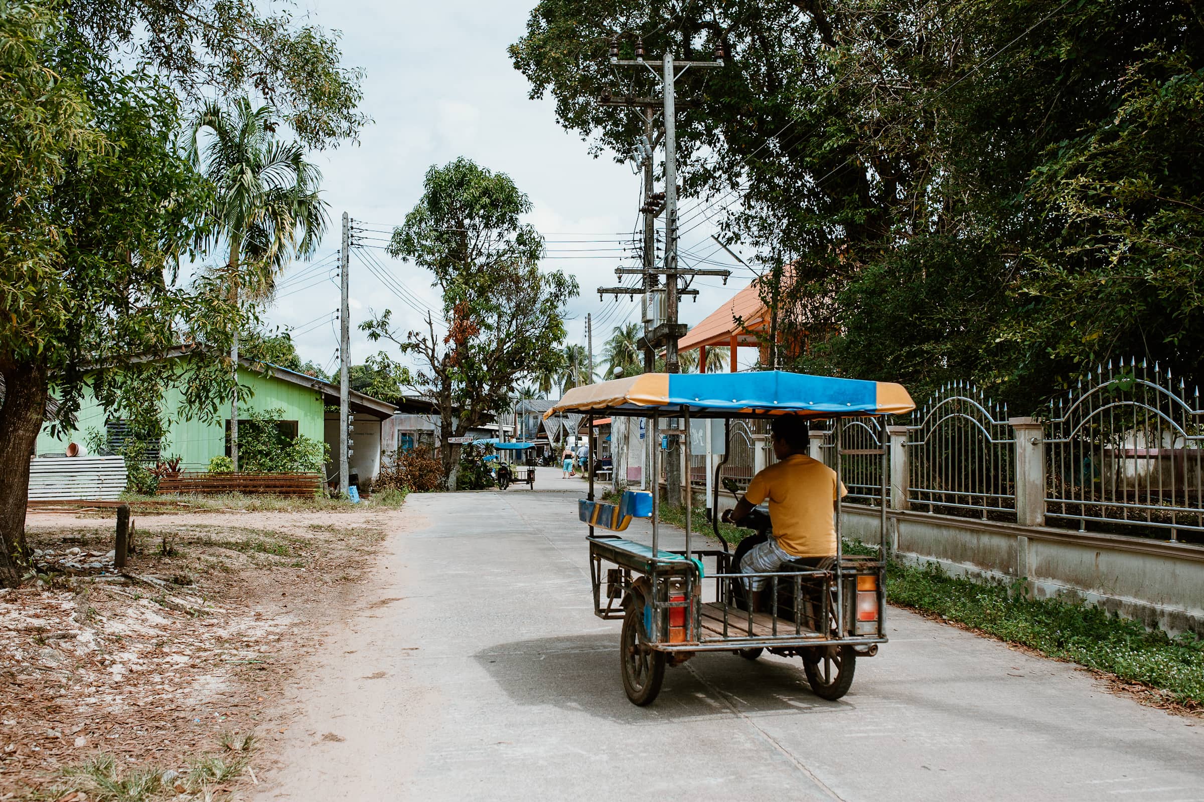 Hauptstraße im Dorf von Koh Jum