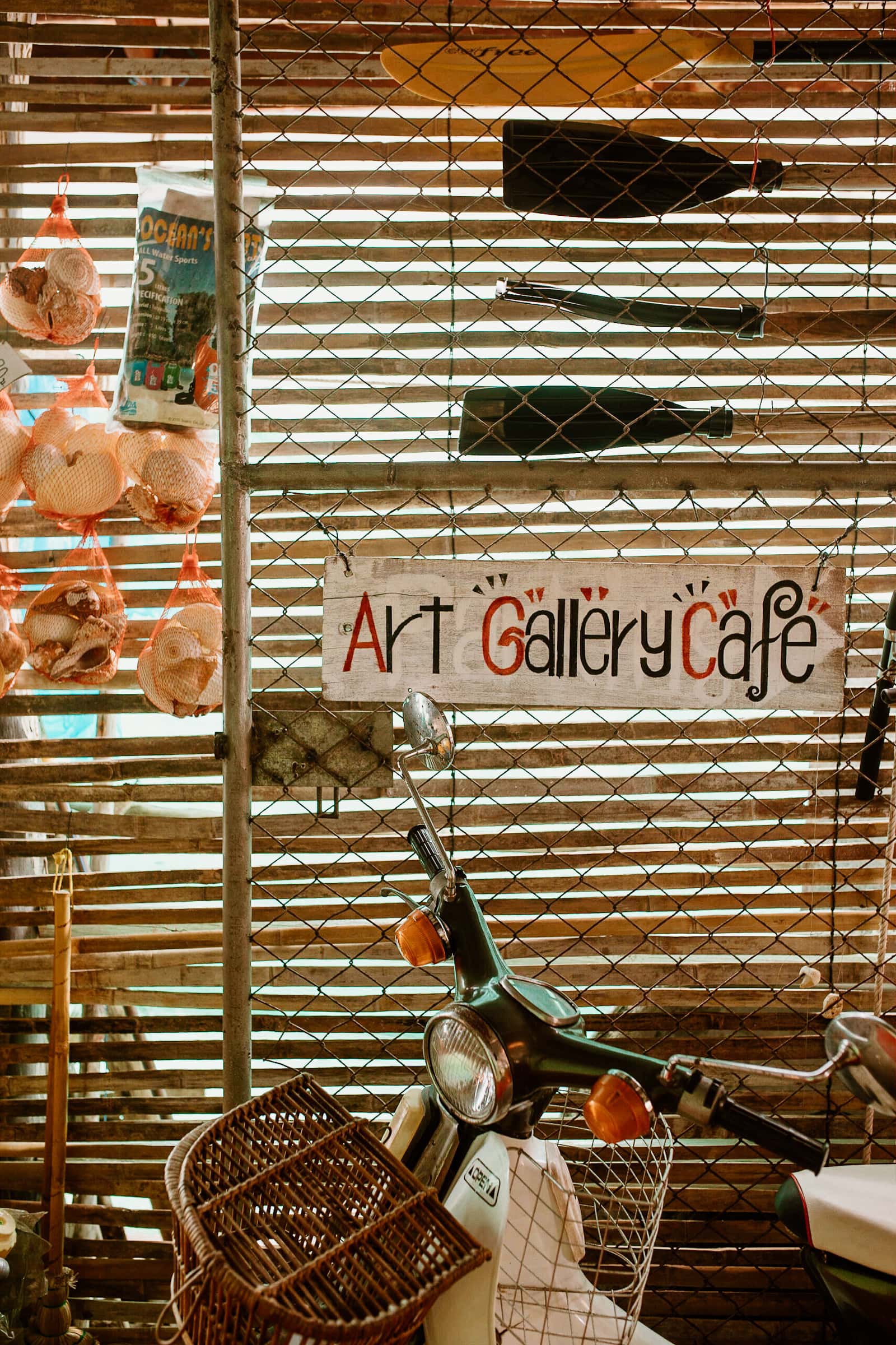 Mr Boy Café mit Art Gallery Café in Koh Jum Thailand