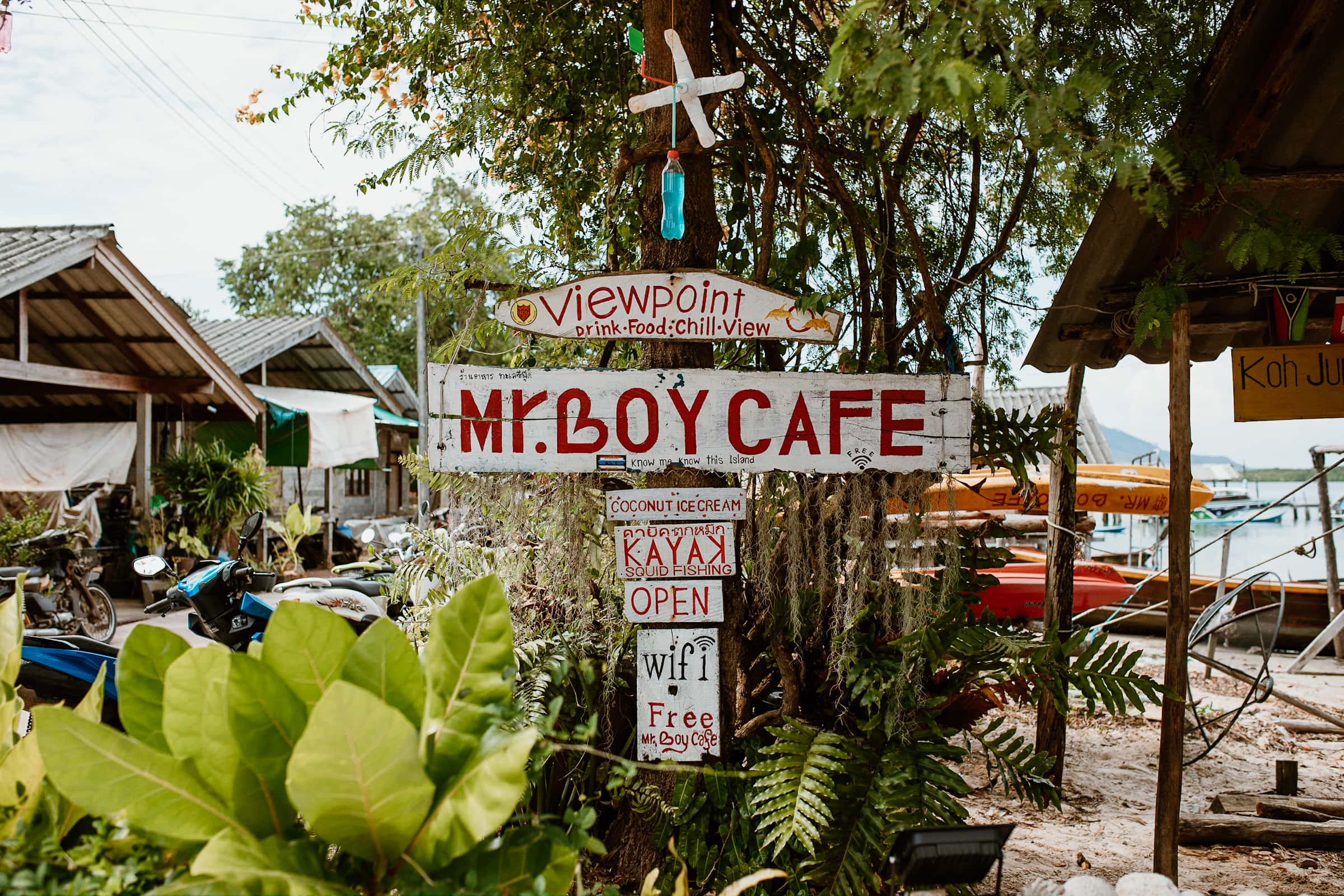 Eingang Mr Boy Café in Koh Jum Thailand