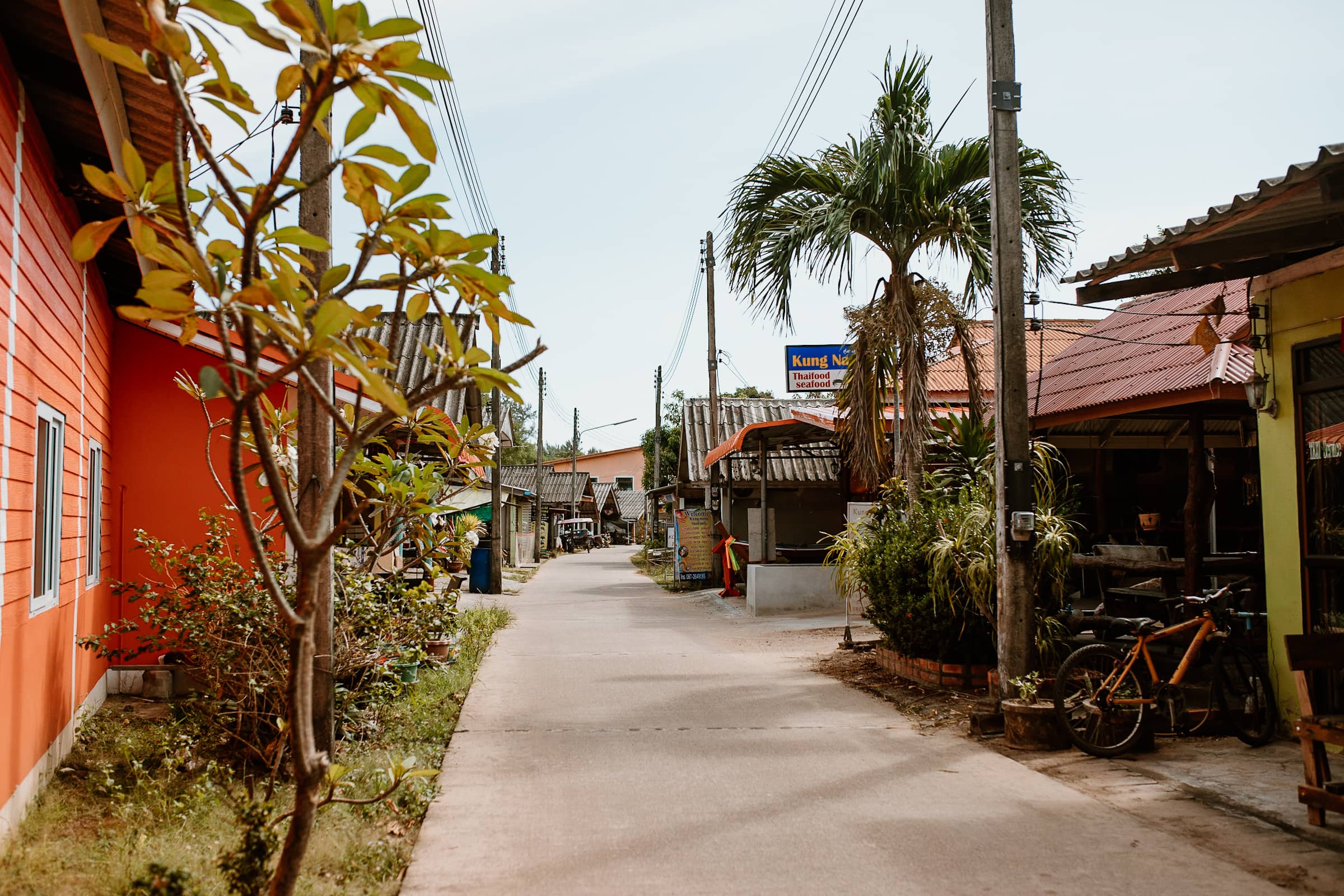 Hauptstraße in Ban Koh Jum Thailand