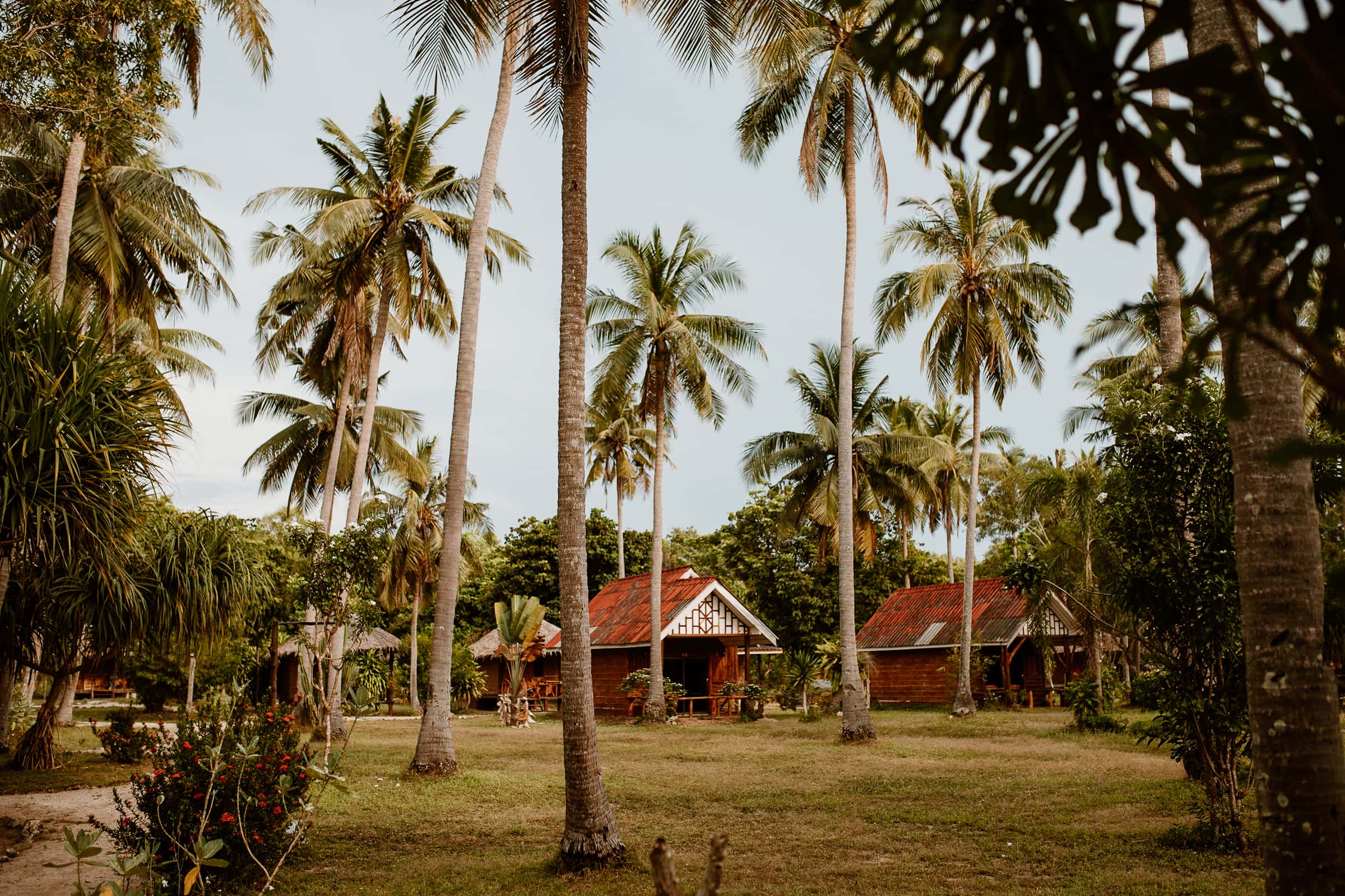 Bungalows auf Koh Jum zwischen Palmen