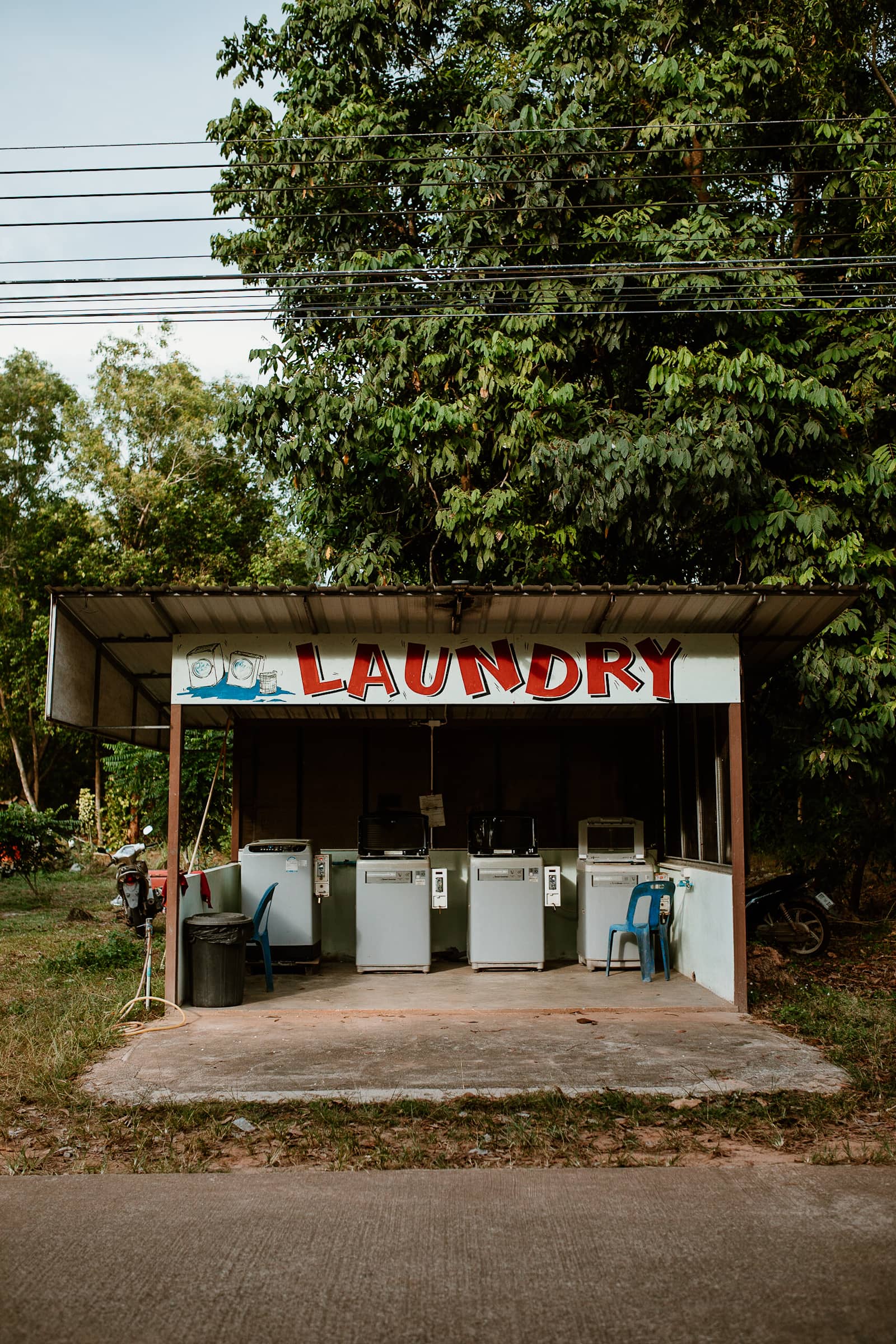 Waschsalon am Straßenrand auf Koh Jum in Thailand