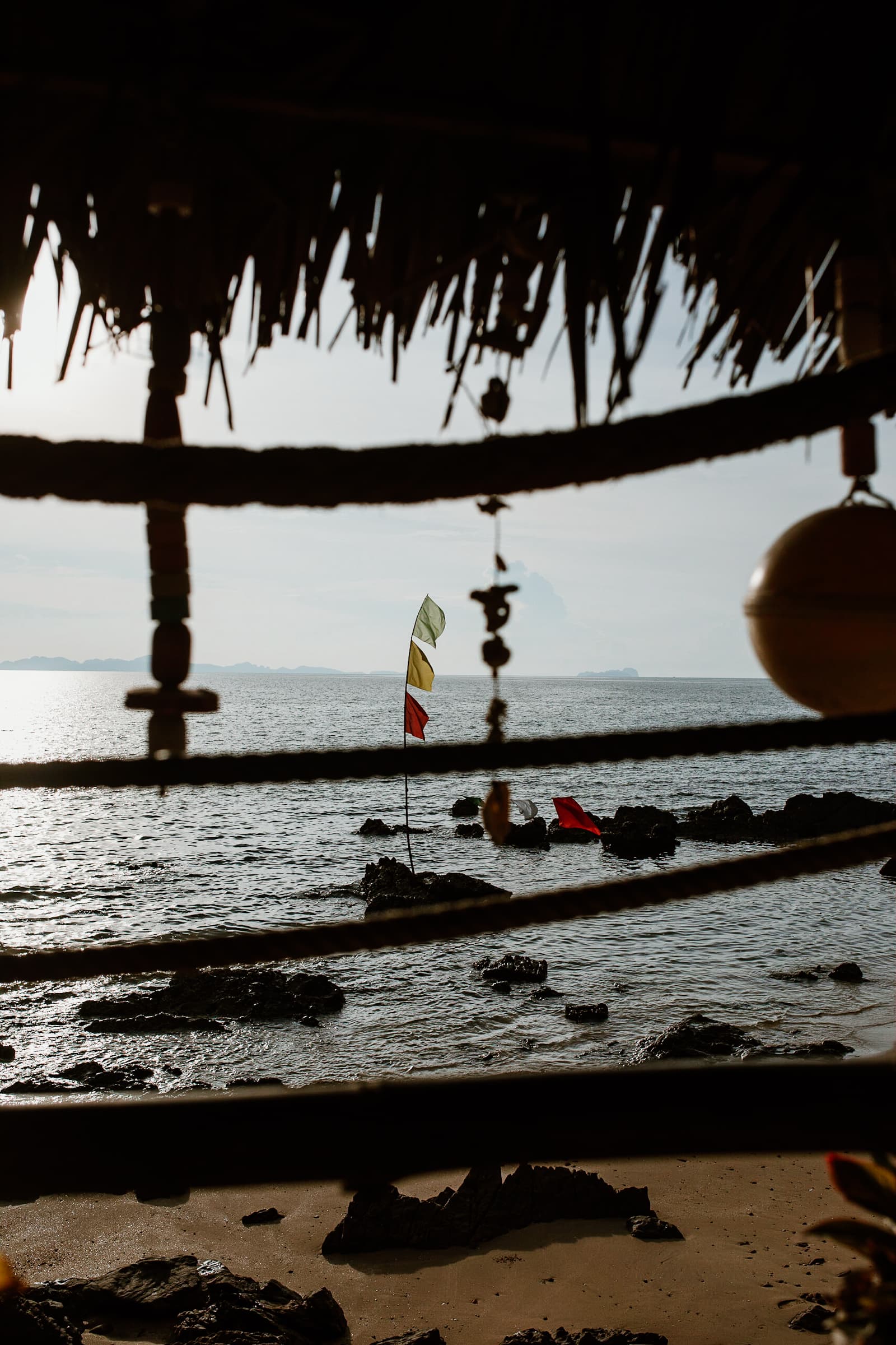 Aussicht auf den Strand von der Rock Bar auf Koh Jum in Thailand
