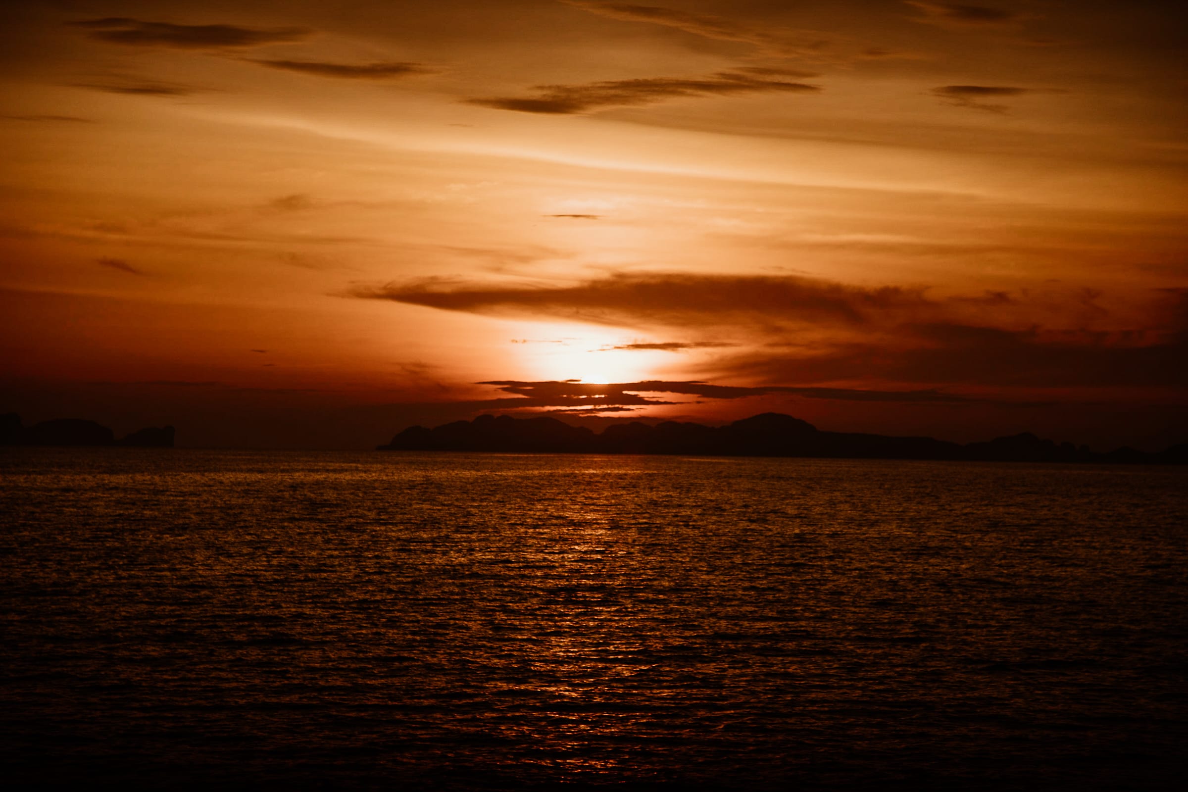 Sonnenuntergang über Koh Phi Phi von Koh Jum aus