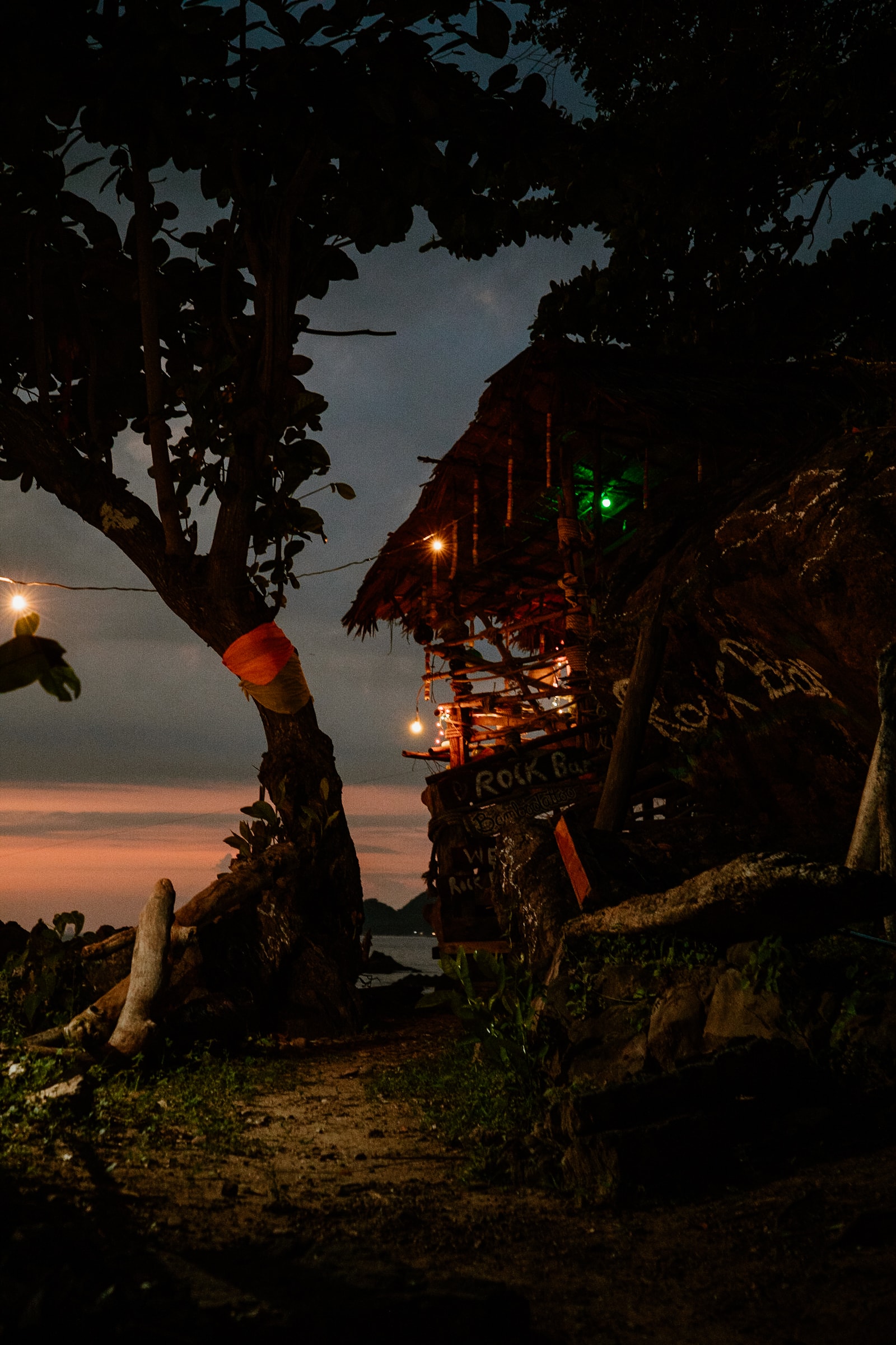 Rock Bar in Koh Jum Thailand bei Nacht