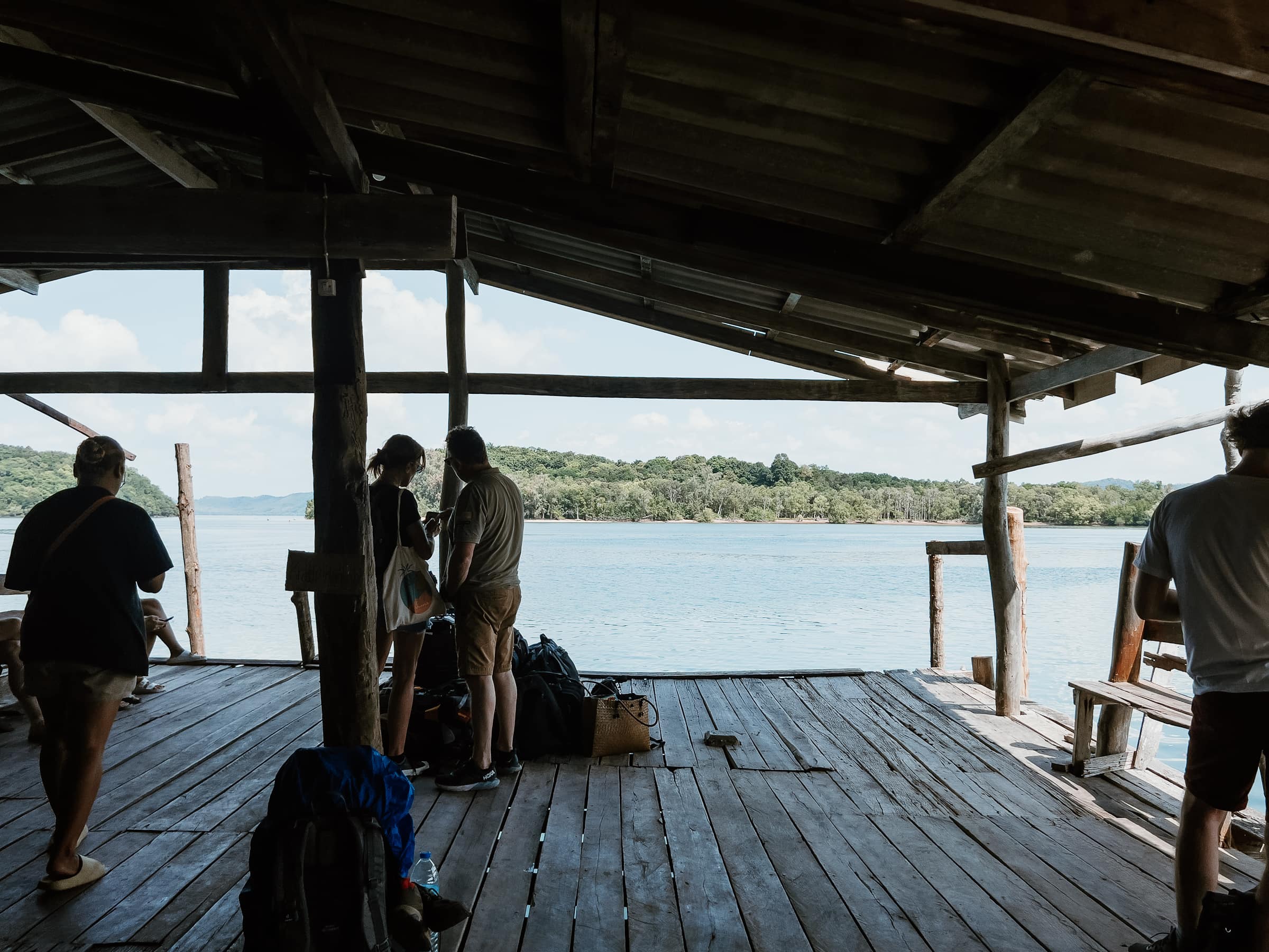 Wartende Passagiere am Koh Jum Pier