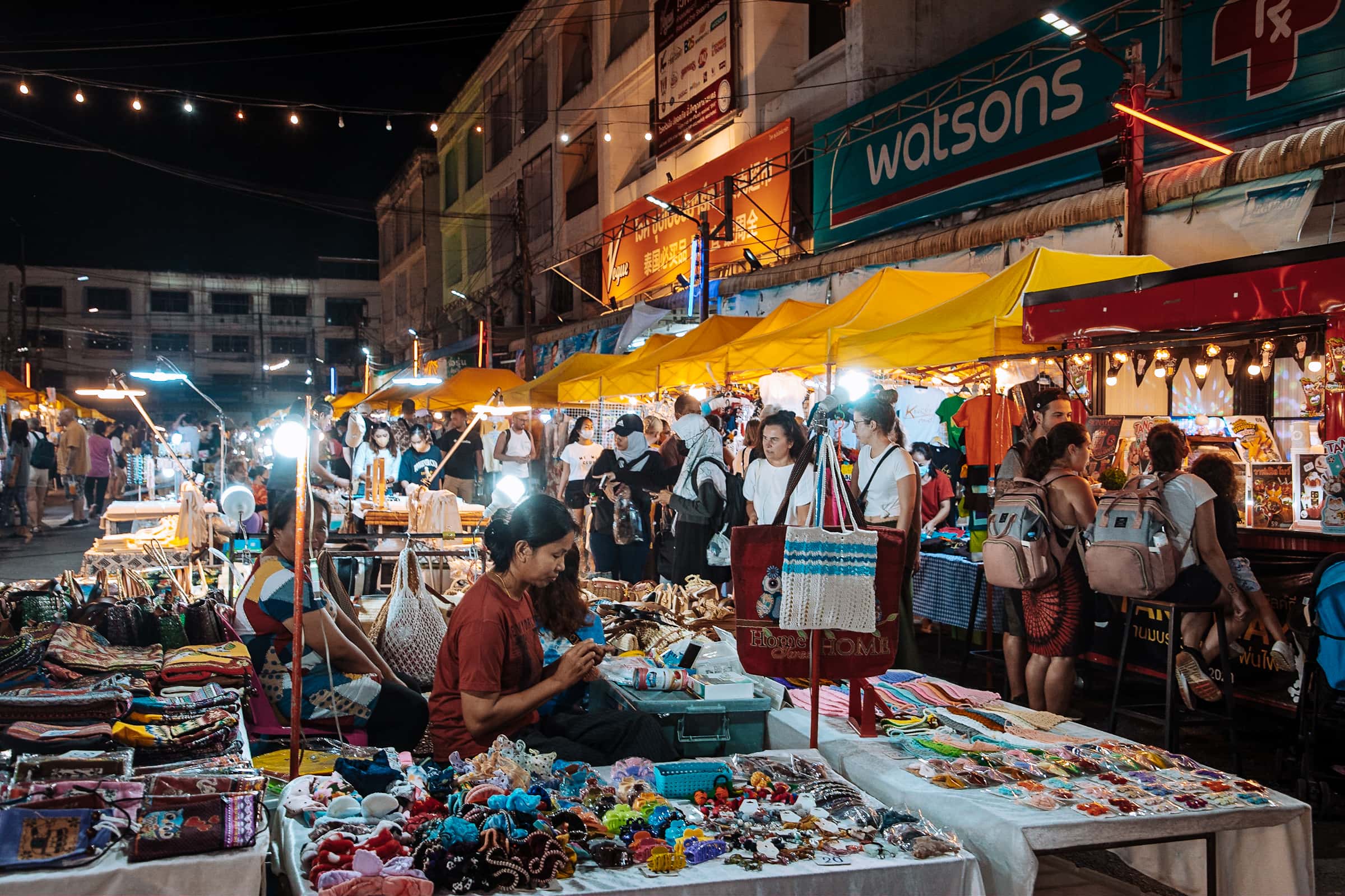 Nachtmarkt in Krabi in Thailand