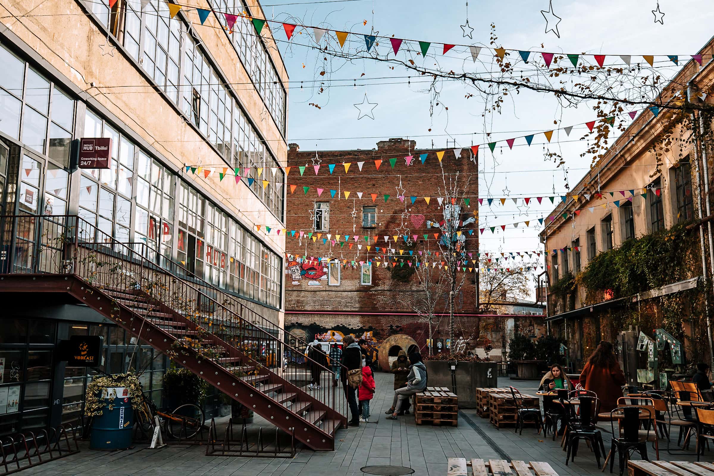 Fabrika Tbilisi Innenhof mit Cafés und Ateliers