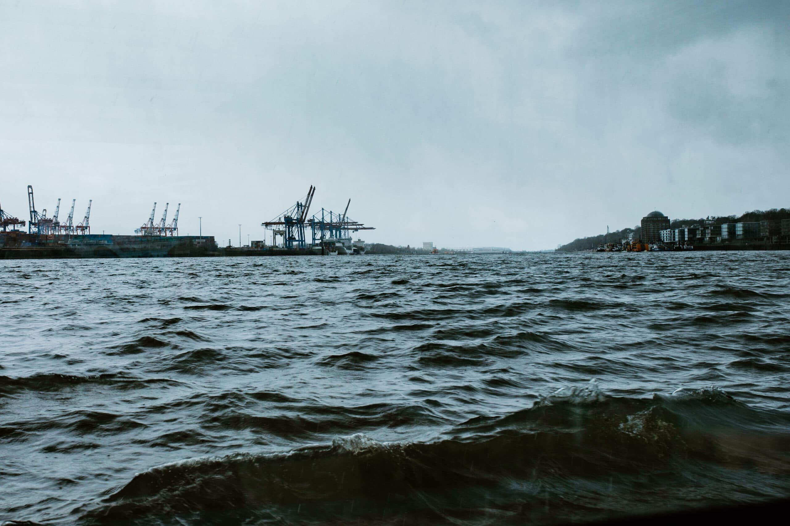 Blick auf die Elbe bei Regenwetter und Sturm bei Hafenrundfahrt in Hamburg