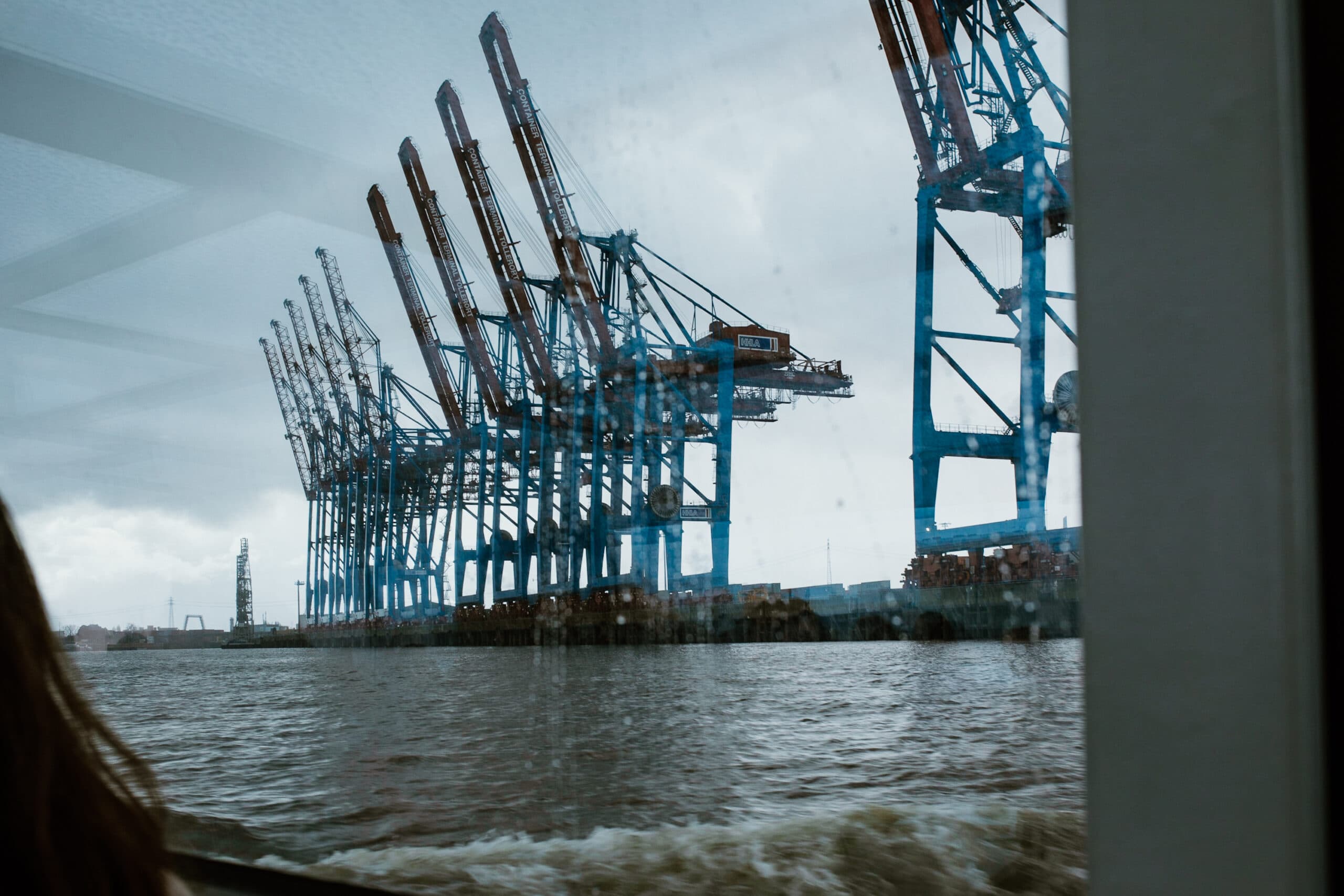 Hafenkräne bei einer Hafenrundfahrt in Hamburg