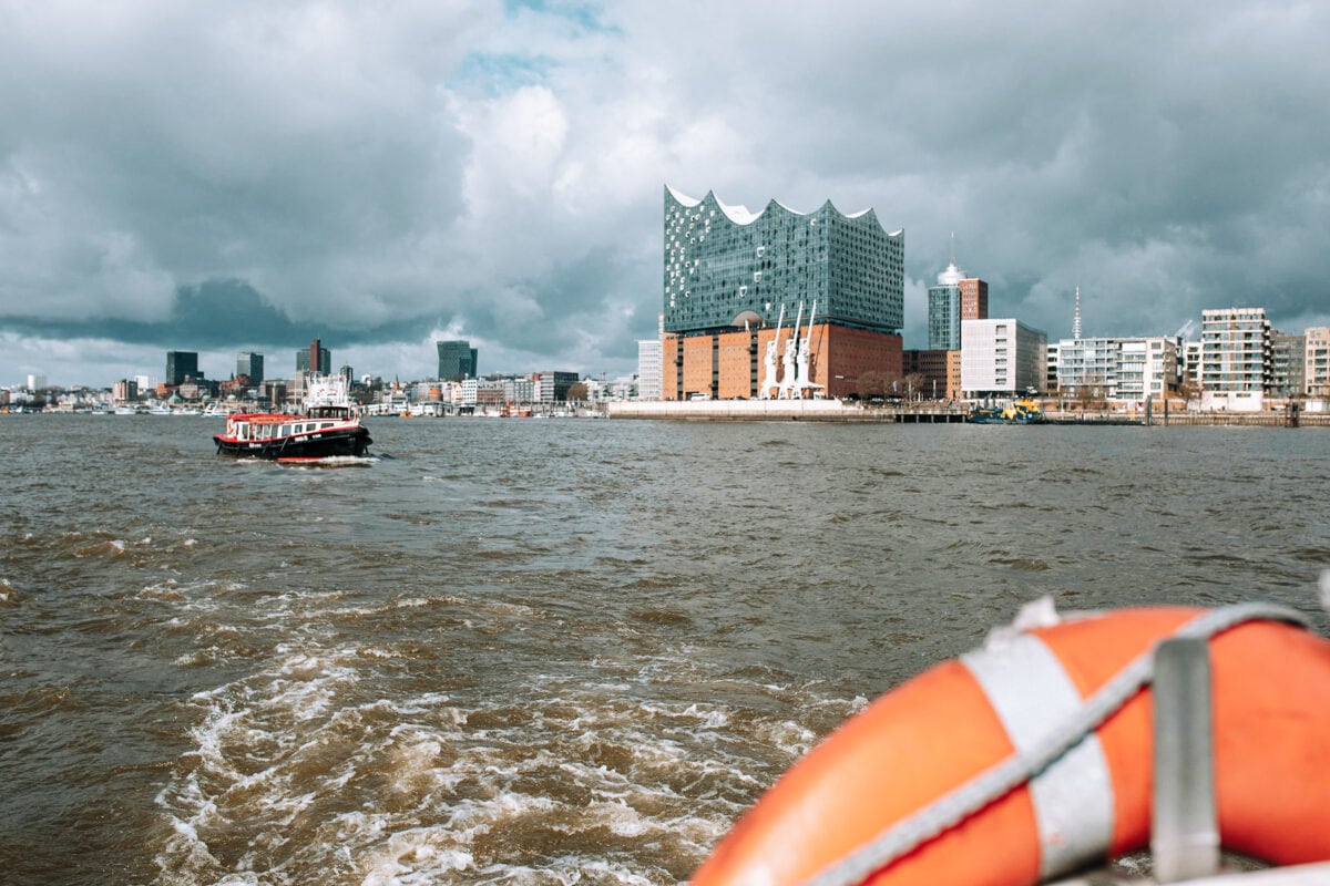 Hafenrundfahrt in Hamburg mit Blick auf die Elbphilharmonie