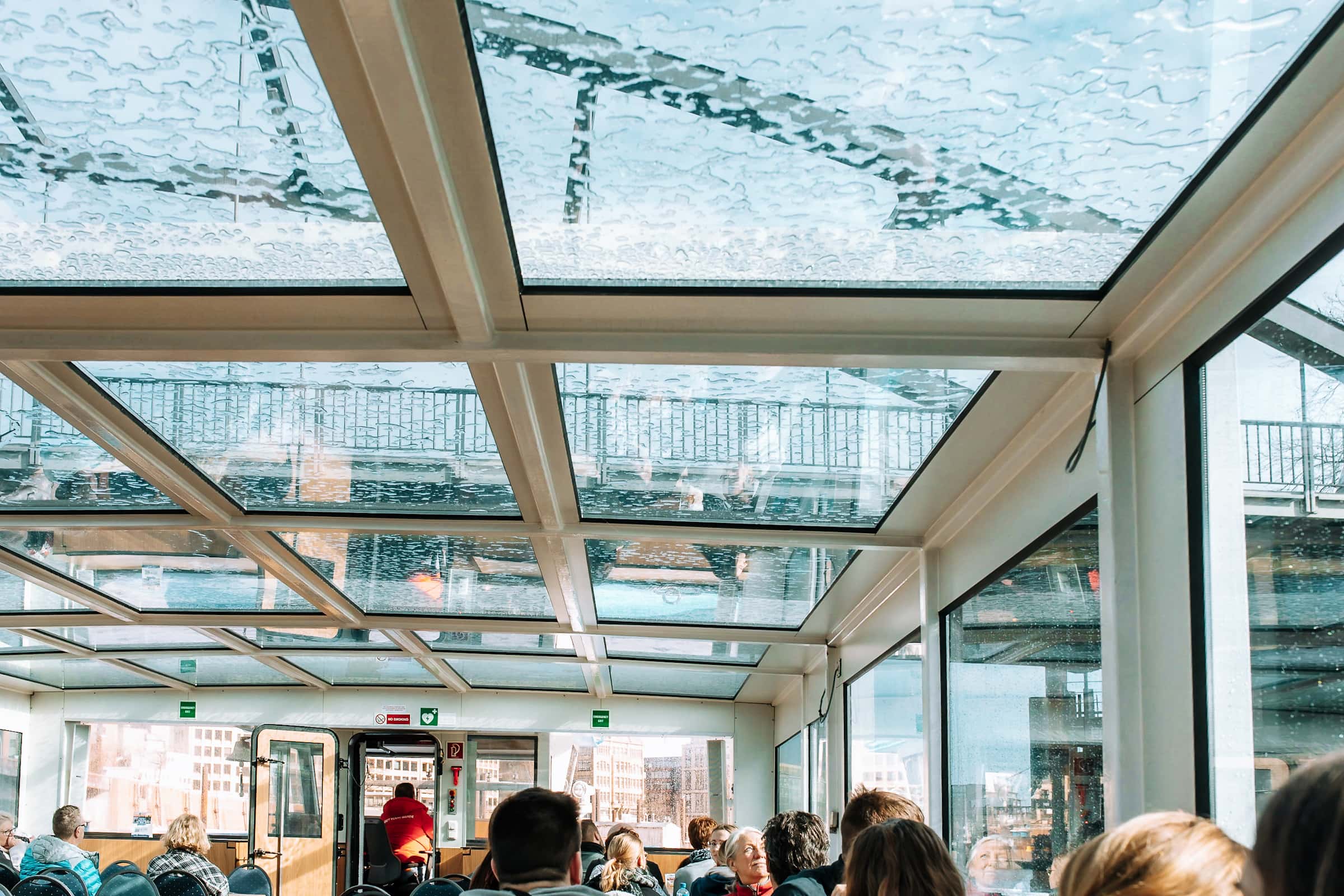 Barkasse mit Dach bei einer Hafenrundfahrt in Hamburg