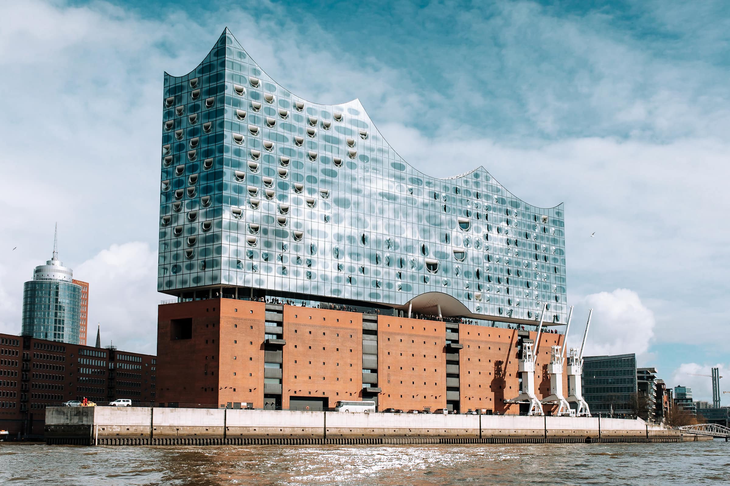Elbphilharmonie in Hamburg vom Wasser aus