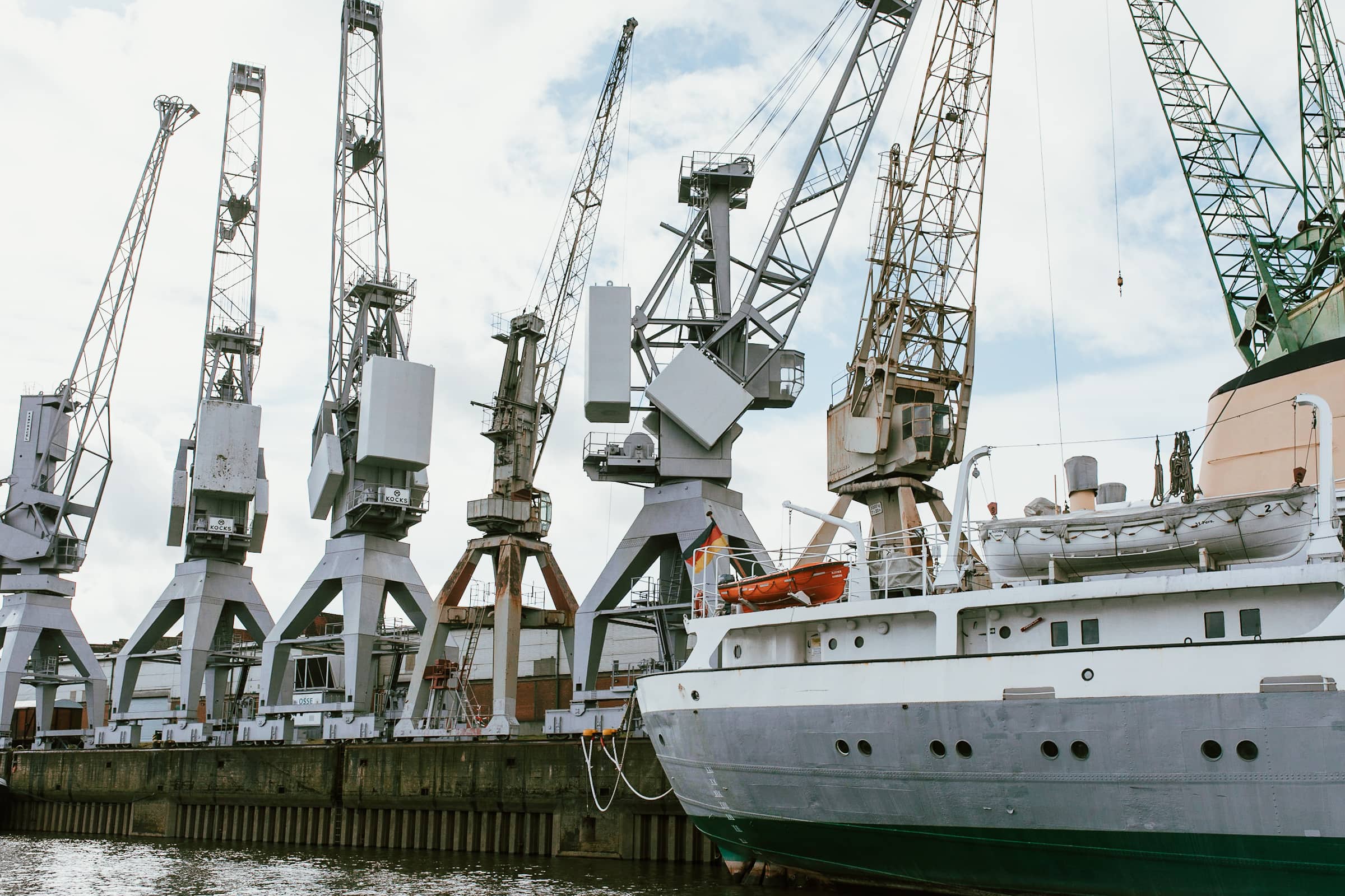Hafenanlagen bei einer Hafenrundfahrt in Hamburg