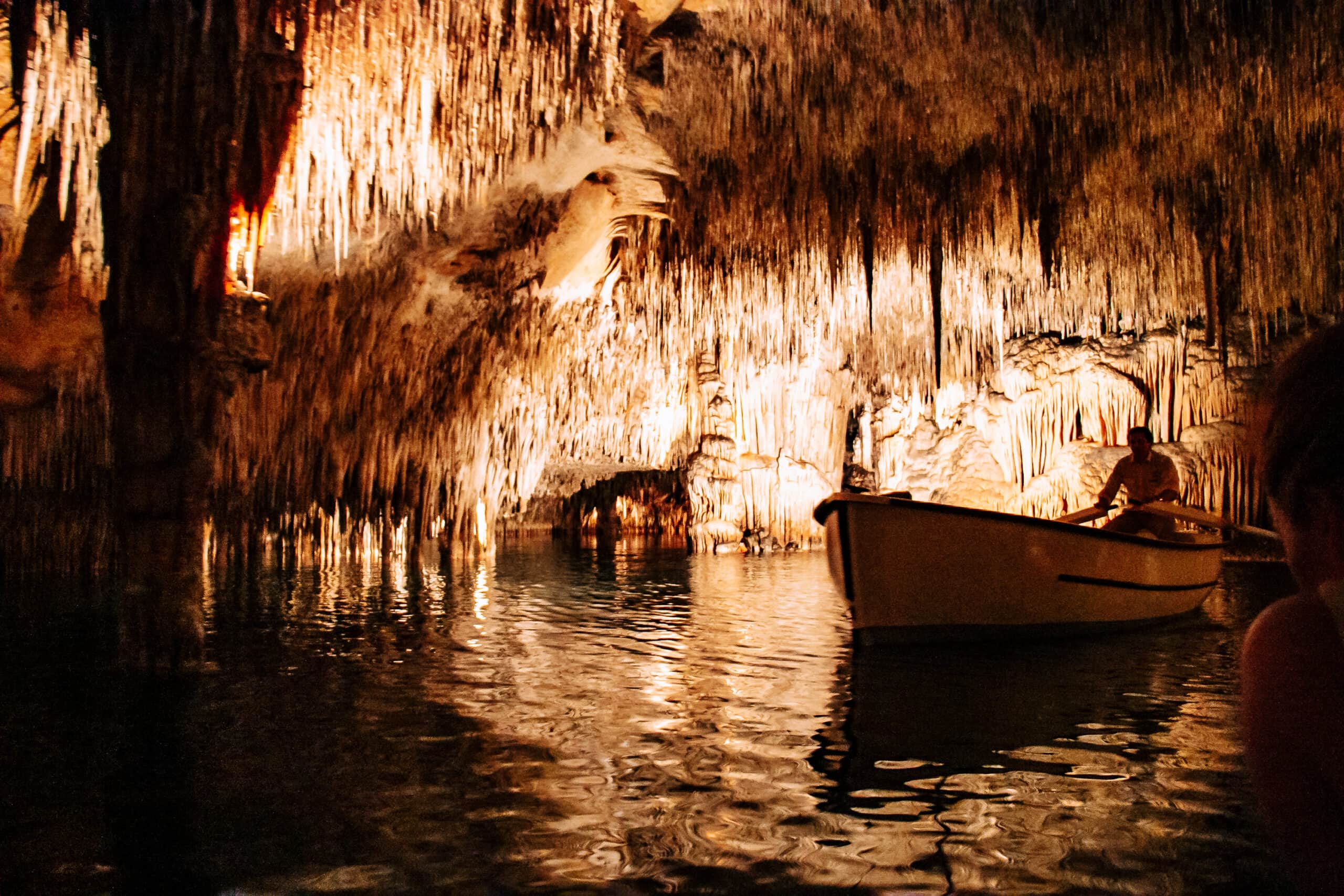 Mallorca Sehenswürdigkeiten Coves del Drac mit Boot auf unterirdischem See in Tropfsteinhöhle
