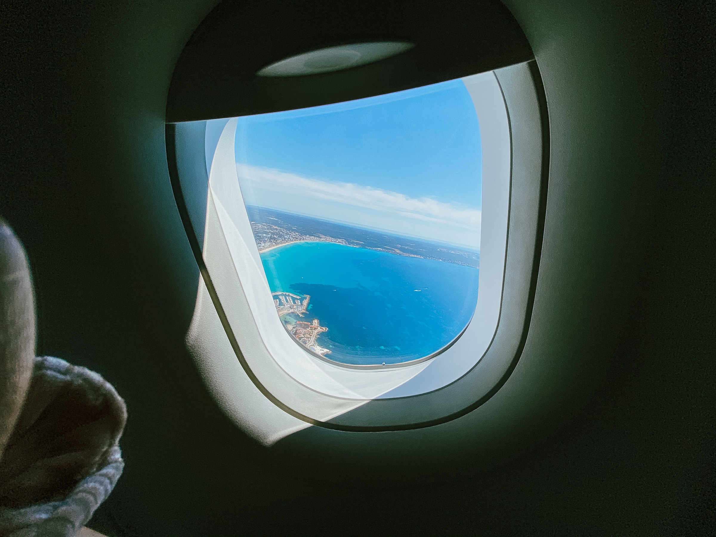Blick aus dem Flugzeug auf die Playa de Palma in Mallorca