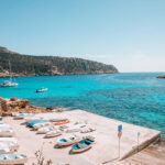 Idyllischer Küstenabschnitt mit Booten und blauem Wasser auf Mallorca