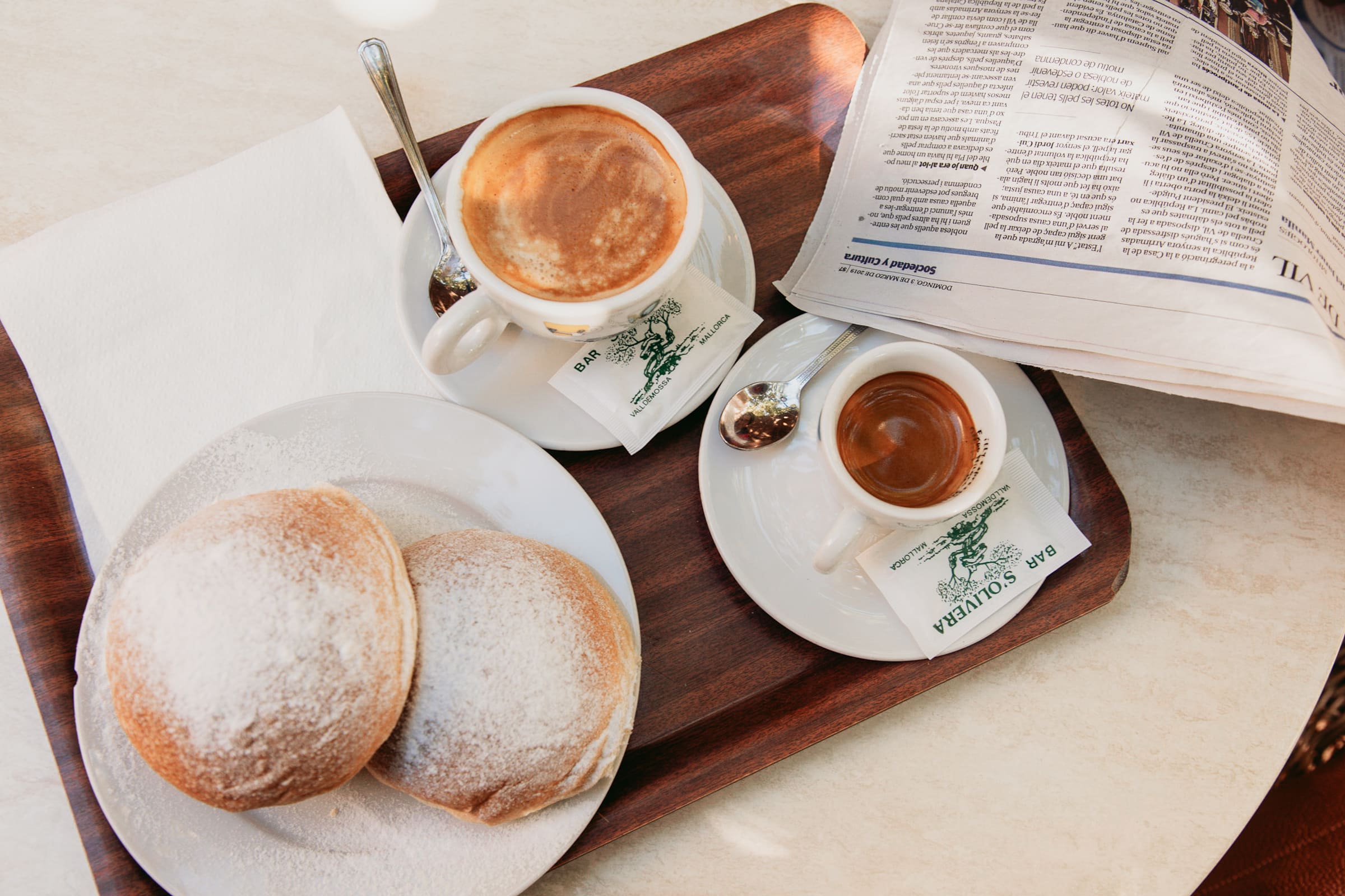 Cocas de Patata mit Café con leche in Bäckerei in Valldemossa, Mallorca