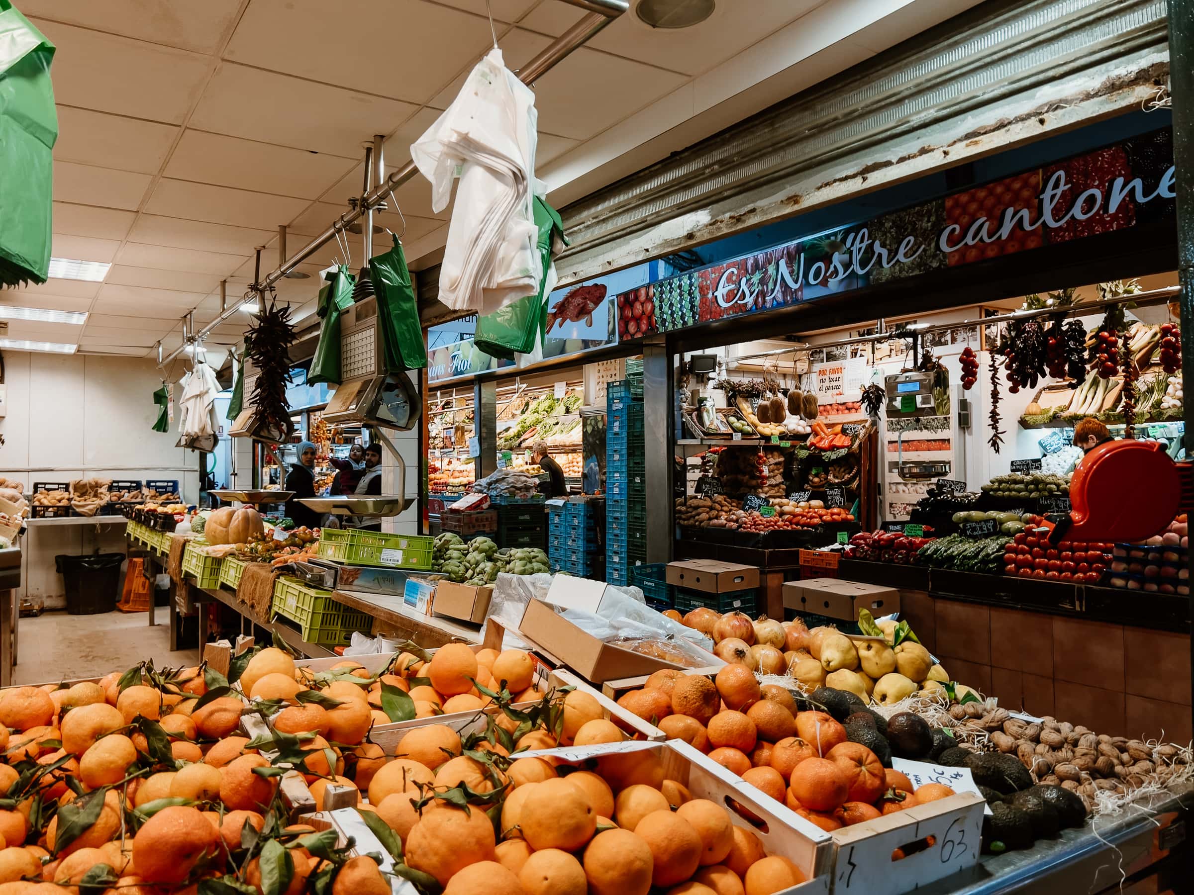 Obststand mit Orangen aus Mallorca im Mercat Pere Garau in Palma