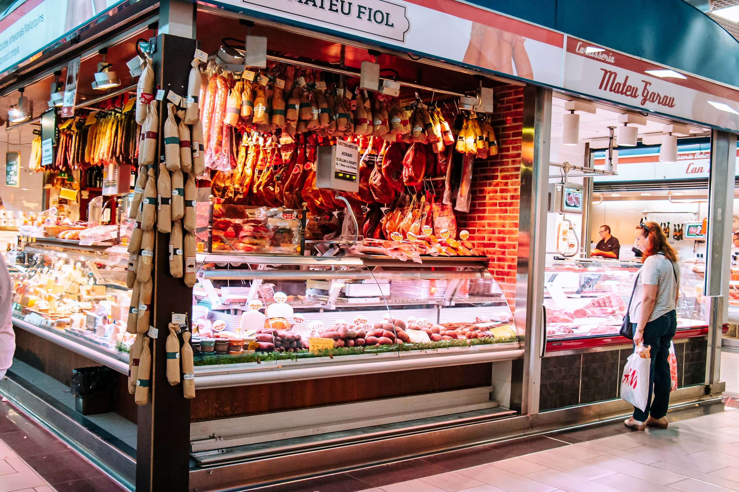 Marktstand mit Sobrasada und Schinken im Mercat d'Olivar, ein Markt in Palma de Mallorca