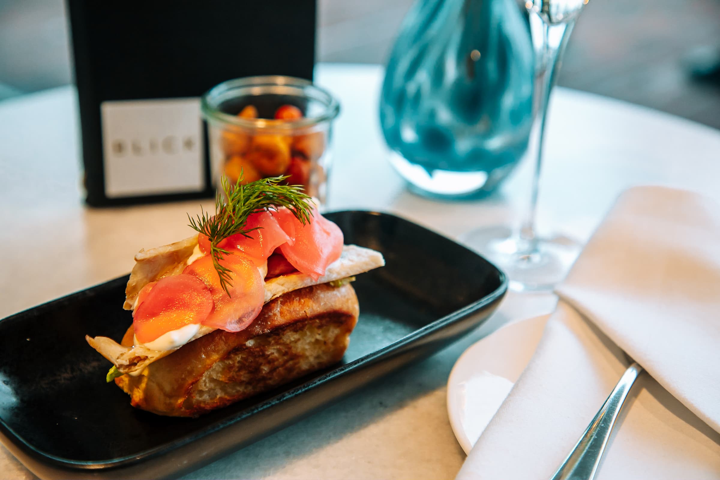 Fischbrioche als Fischbrötchen in der Blick Bar in Hamburg