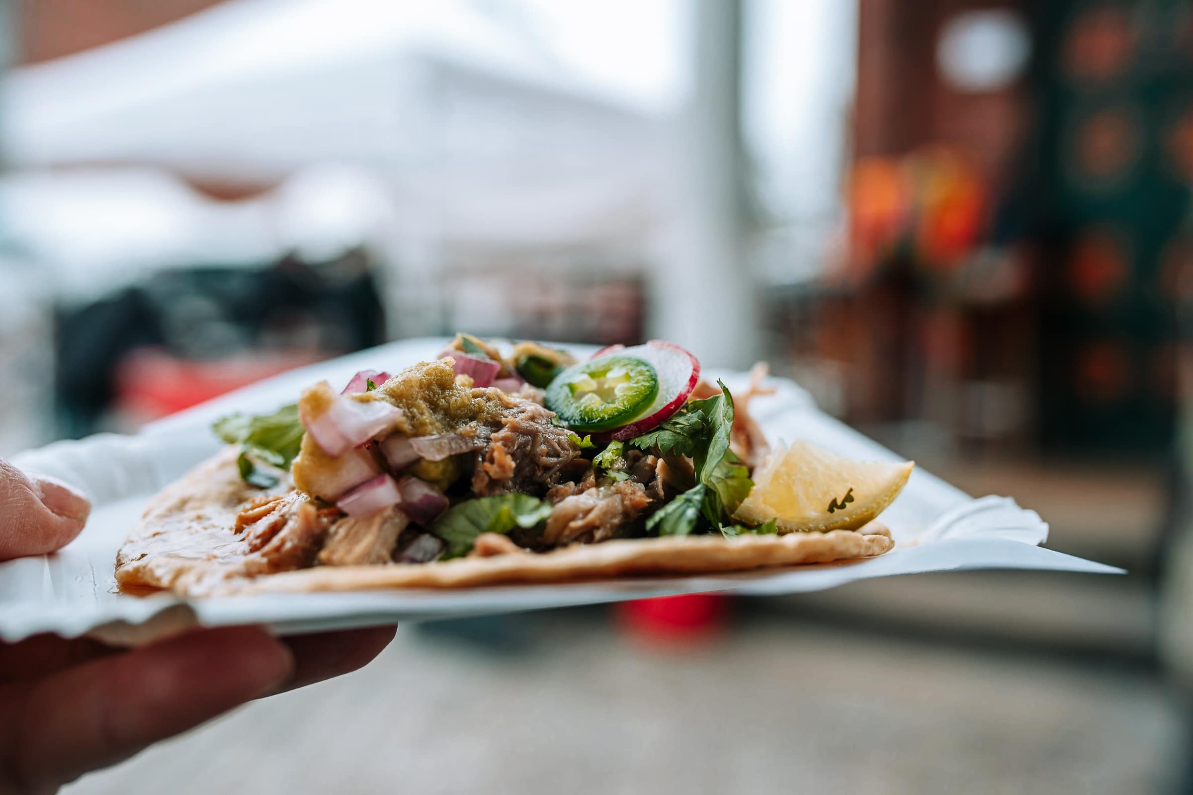 Mexikanischer Taco mit Pulled Pork, Jalapeños, Salat, Koriander und Limette bei La Casita in Hamburg