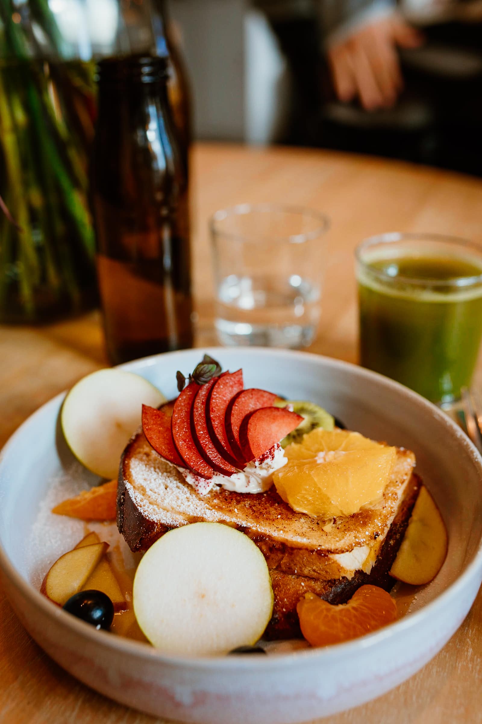 French Toast mit Obst und Detox Saft in Café in Hamburg