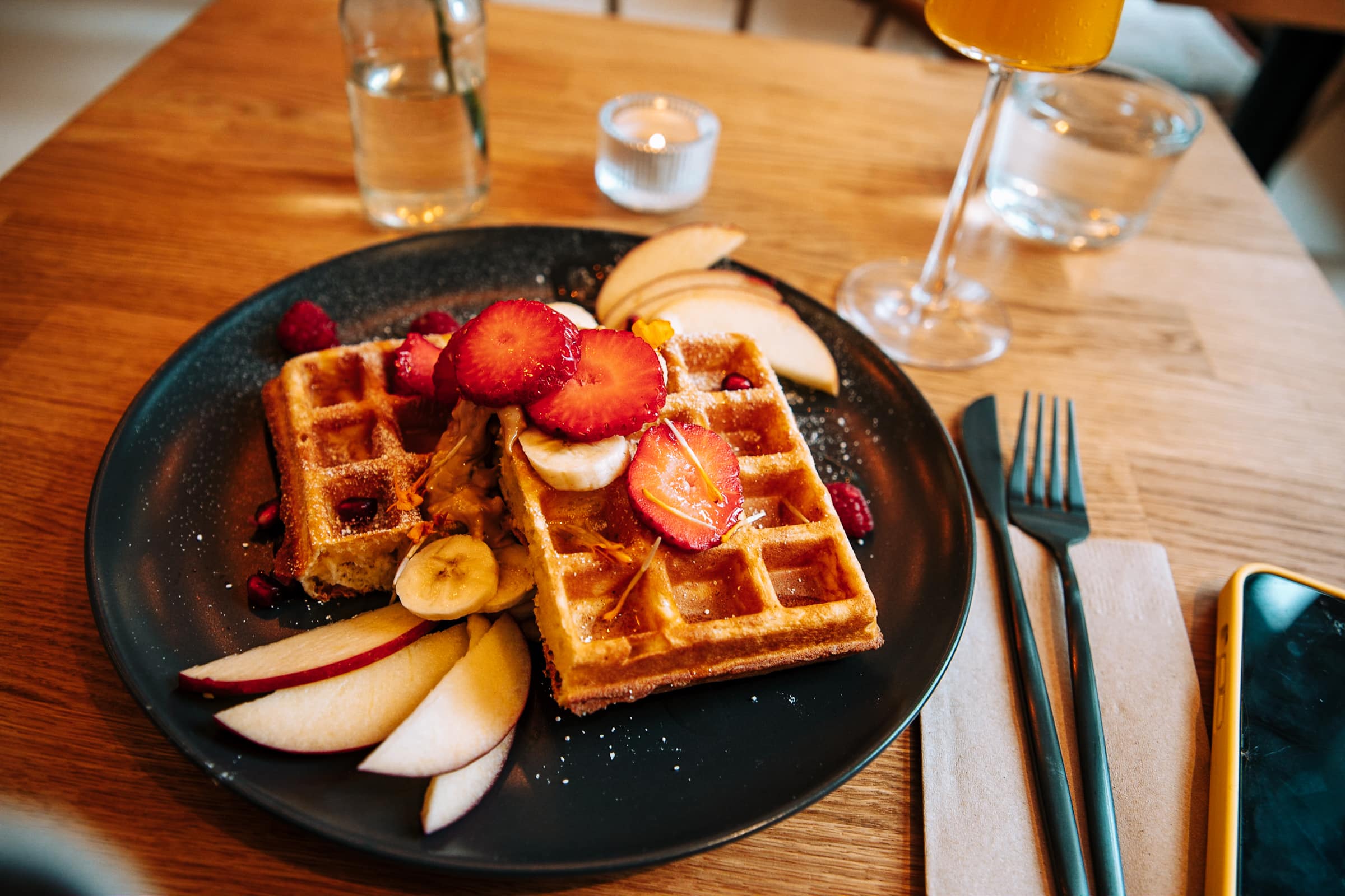 Waffeln mit Obst im Mimosas Brunch Club in Hamburg