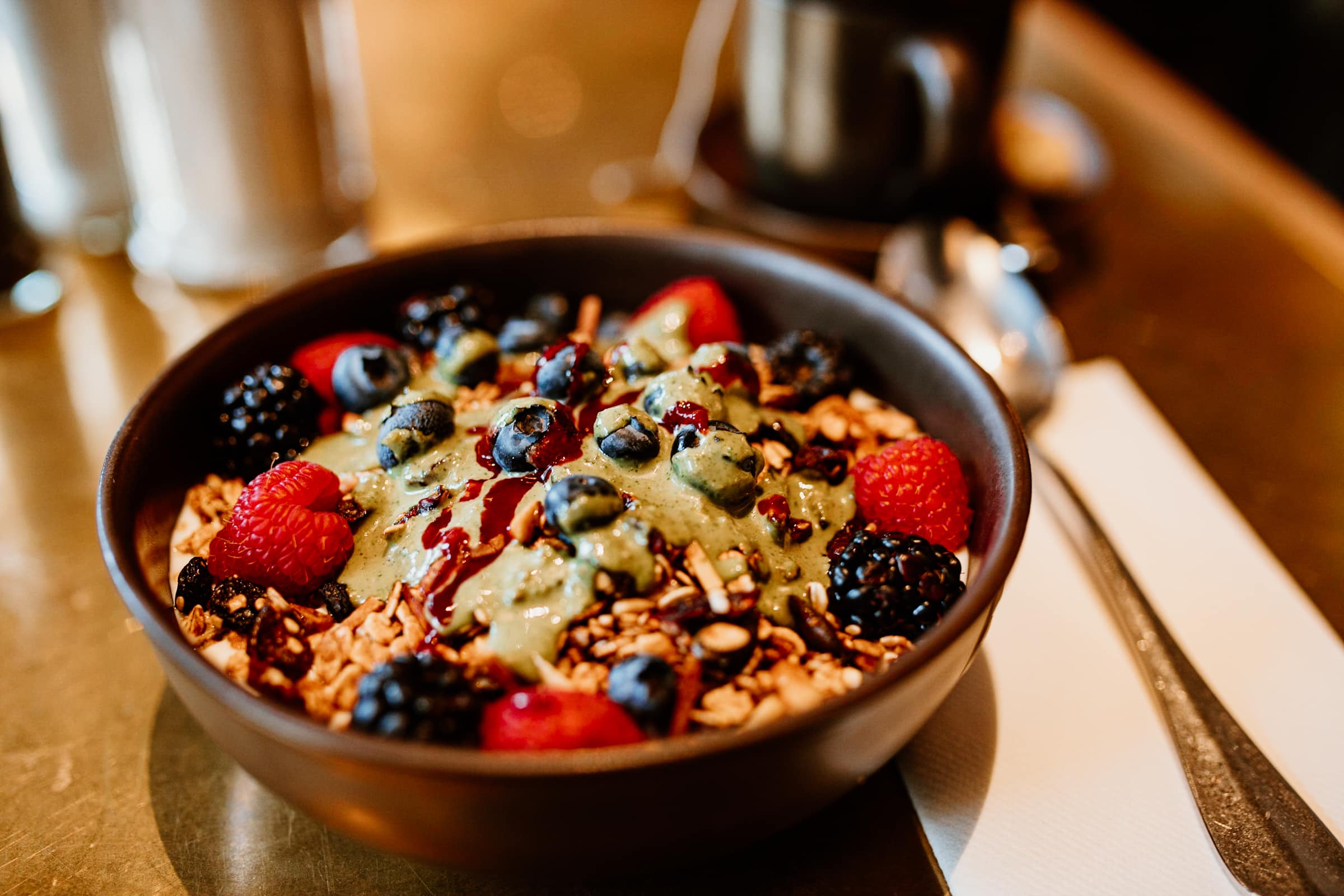 Bowl mit Müsli und frischen Beeren im Mutterland Stammhaus