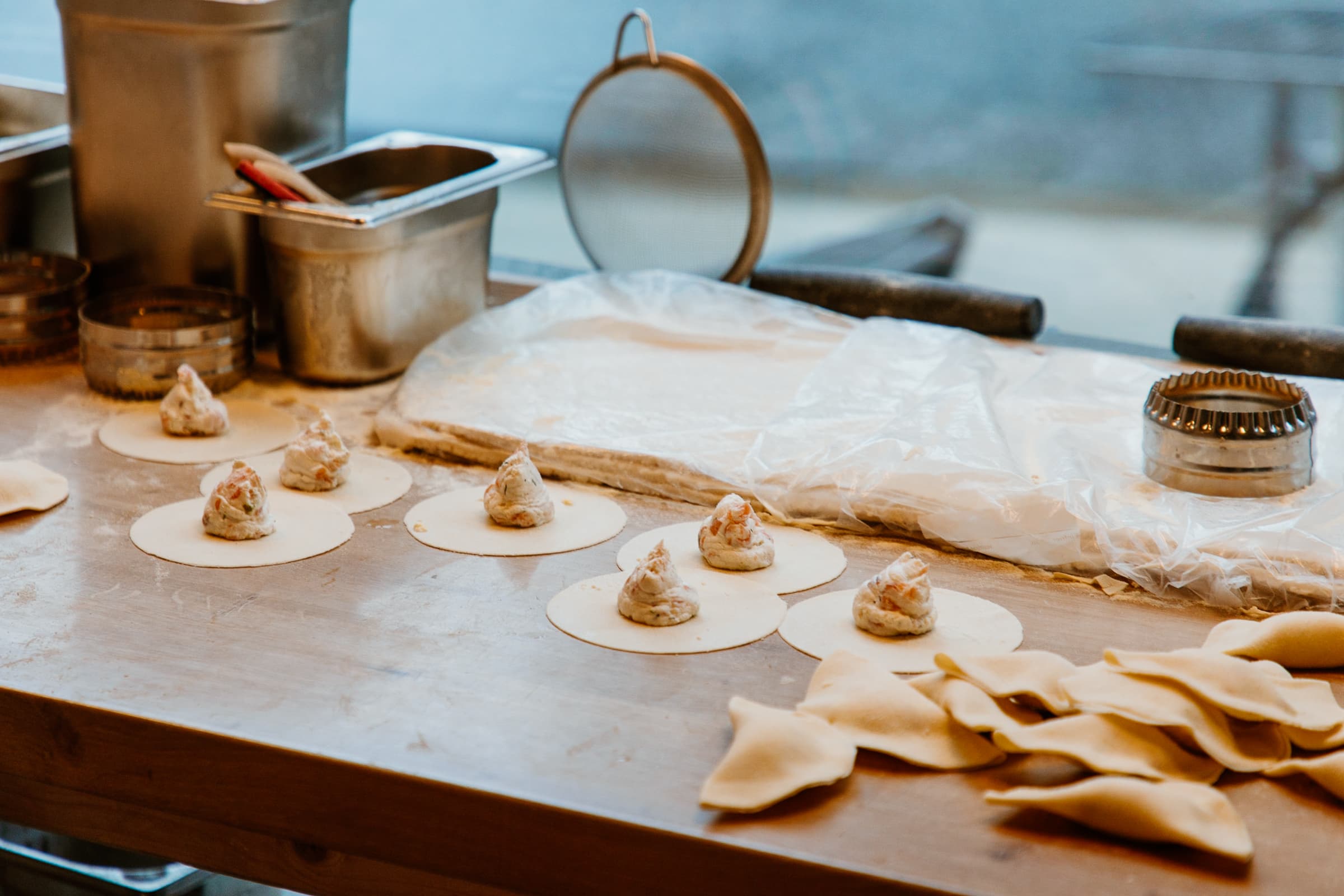 Produktion von frischer Pasta in Restaurant in Hamburg