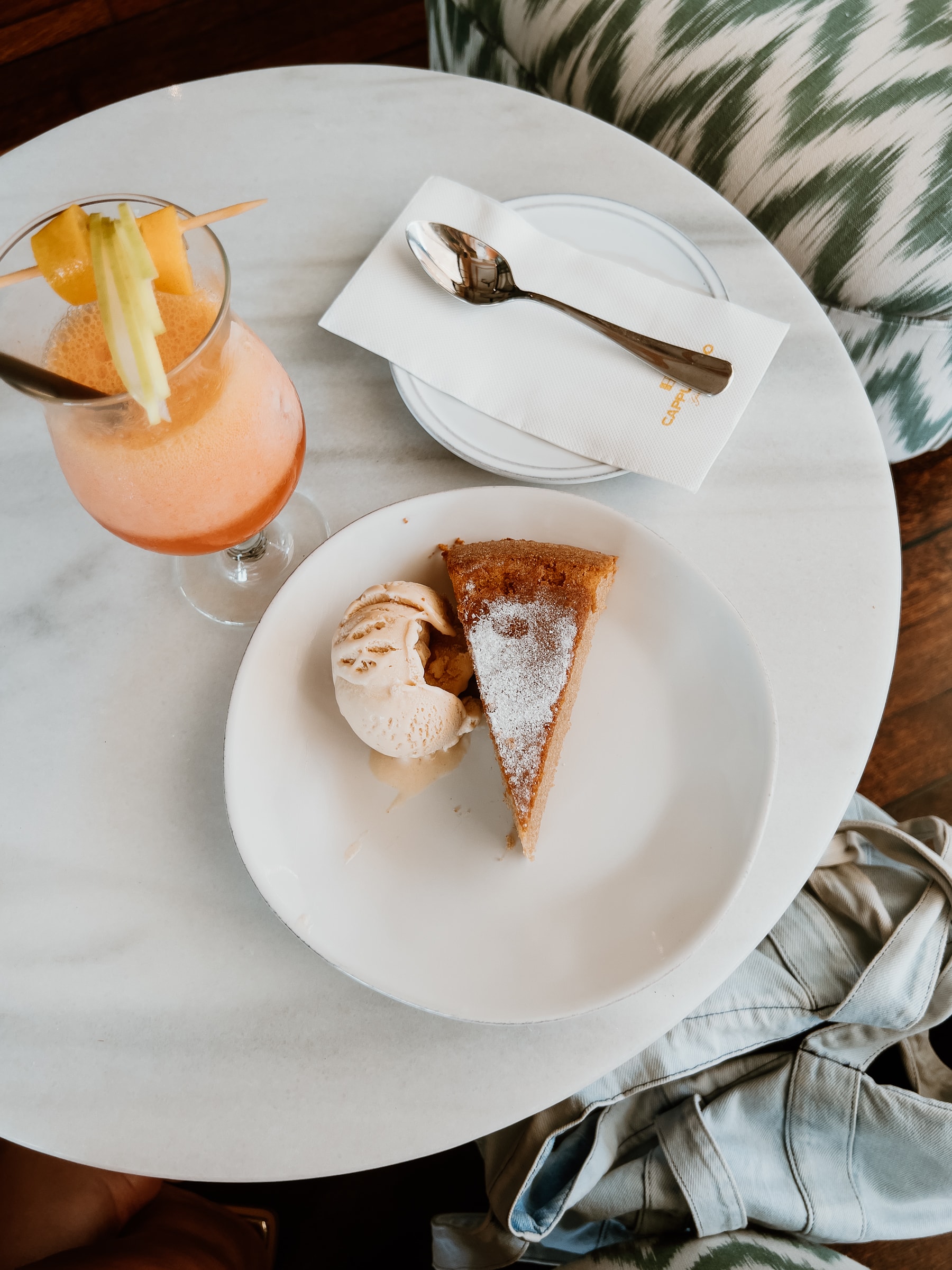 Cocktail und Gató de Almendra im Cappuccino Café in Puerto Portals auf Mallorca