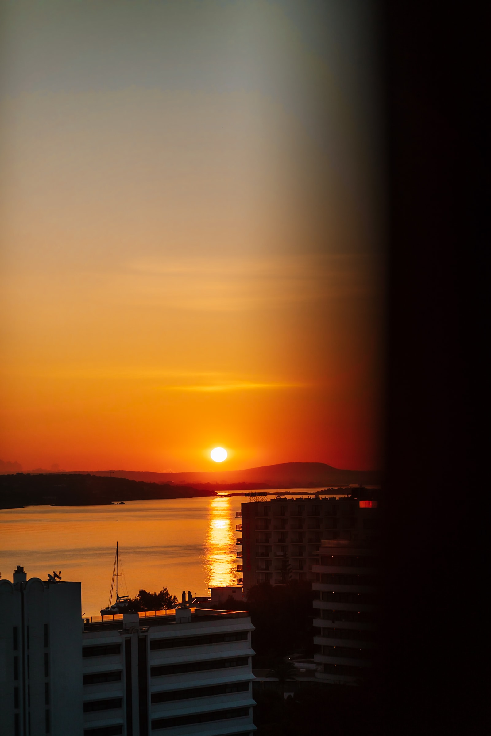 Sonnenaufgang vom Zimmer im Cook's Club Calvià Beach über der Bucht von Palmanova