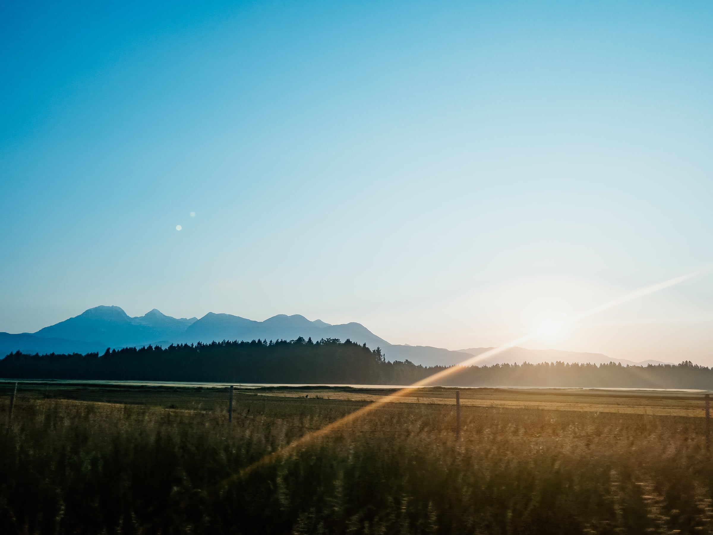 Ljubljana Sehenswürdigkeiten Berge bei Sonnenaufgang