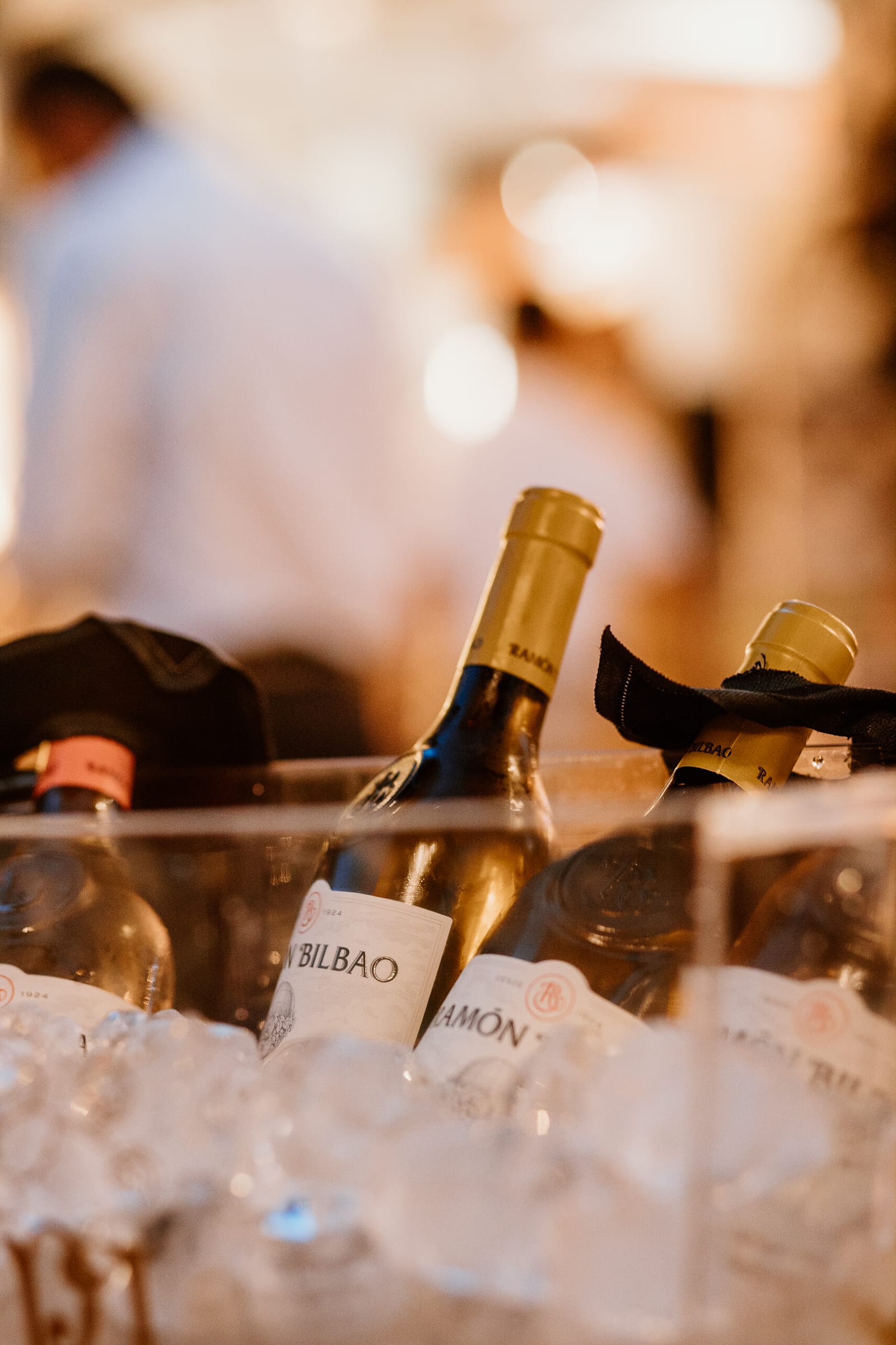 Weinflaschen in Kühler im Siso Beach