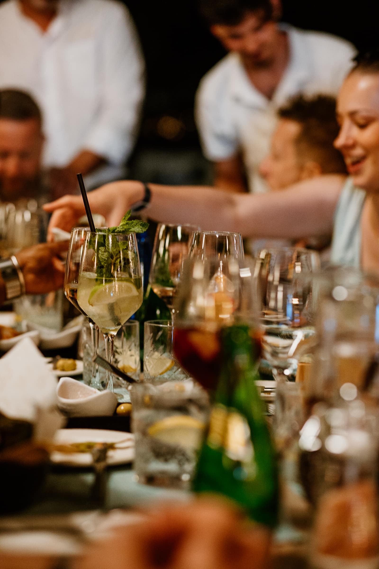 Tafel mit Essen und Weingläsern im Siso Beach in Palmanova auf Mallorca